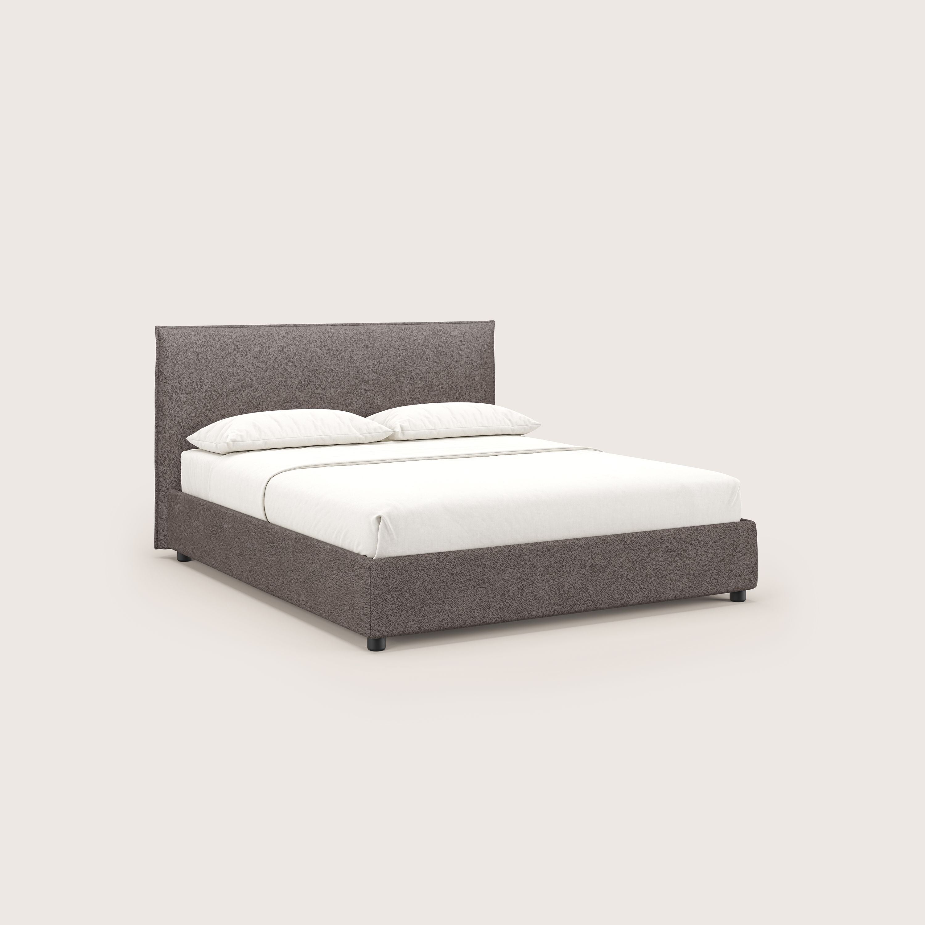 Letto imbottito NINA di Letti.store: un letto contenitore minimal in microfibra effetto pelle smacchiabile marrone, con testiera rettangolare alta e struttura coordinata. Design italiano semplice e pulito, perfetto per ambienti moderni.