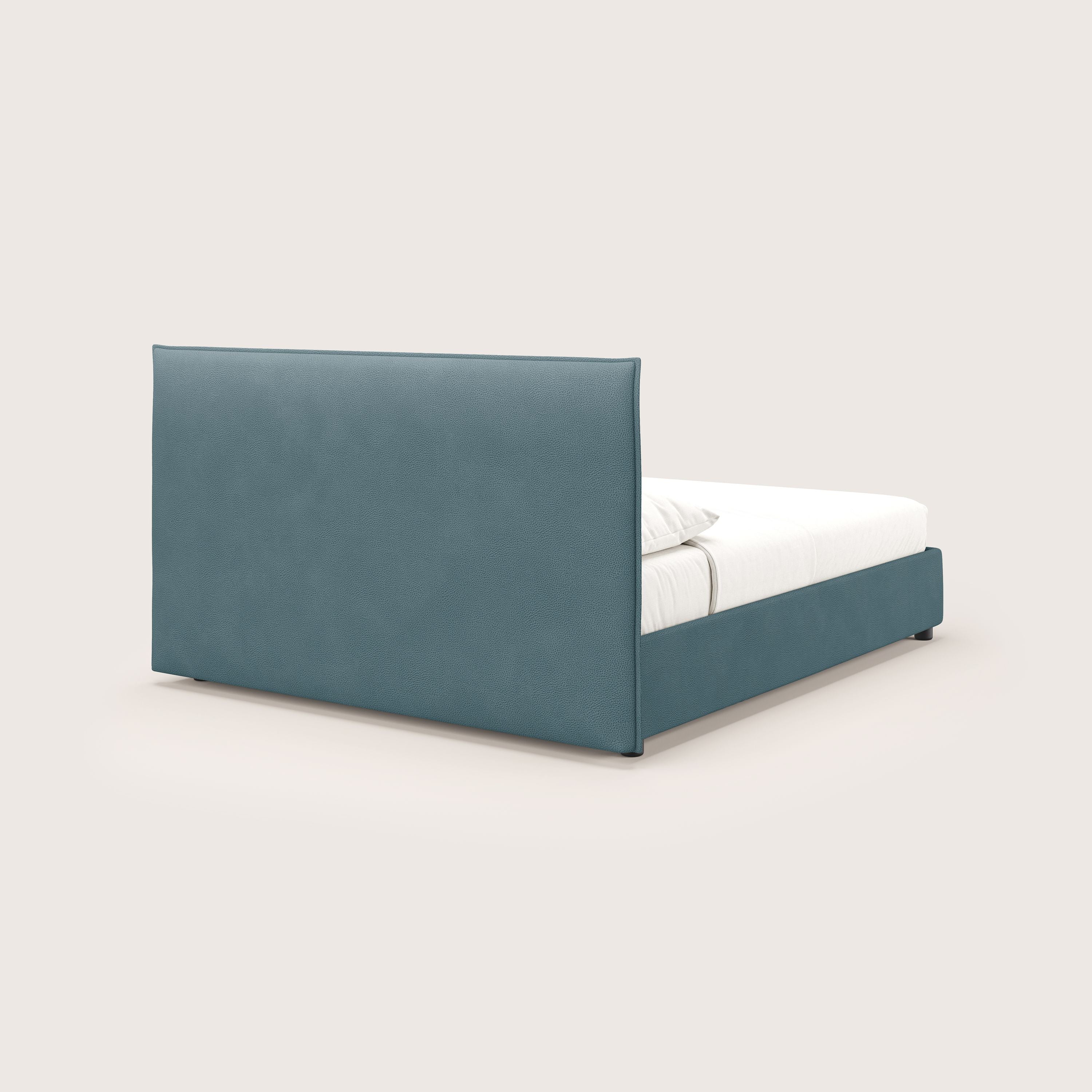 Il letto contenitore Nina di Letti.store è caratterizzato da un design minimale in microfibra effetto petrolio antimacchia, con una testiera rettangolare alta e una struttura a basso profilo. In questo caso, il materasso e i cuscini sono bianchi su uno sfondo chiaro.
