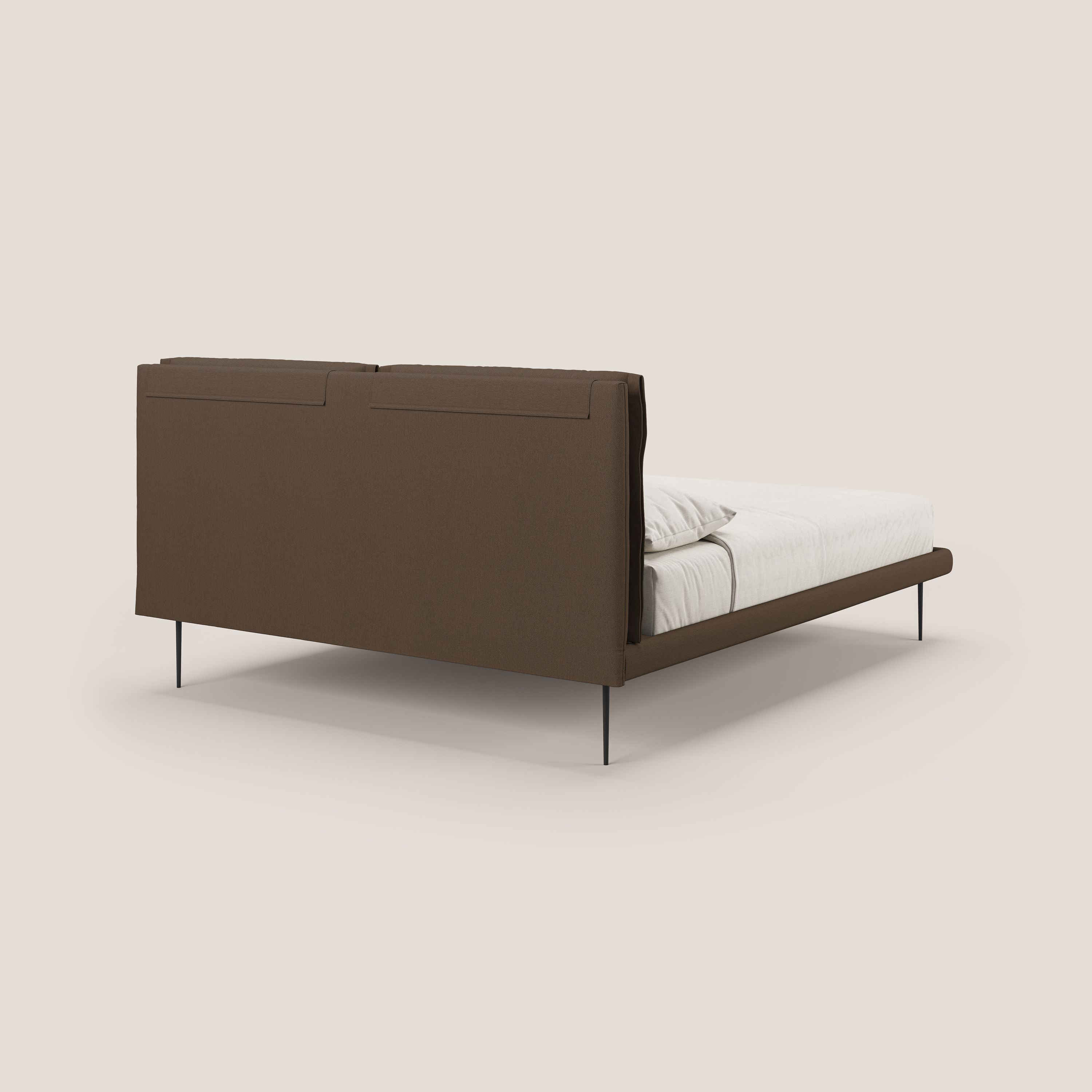 Noah letto con cuscini regolabili e piedi alti in metallo in tessuto smacchiabile T05 marrone - divani.store