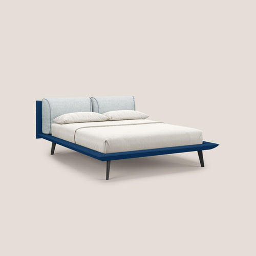 Petra letto di design bicolore con cuscini in piuma, piedini in mogano e tessuto impermeabile bicolore T11 e T06 blu - ghiaccio - divani.store
