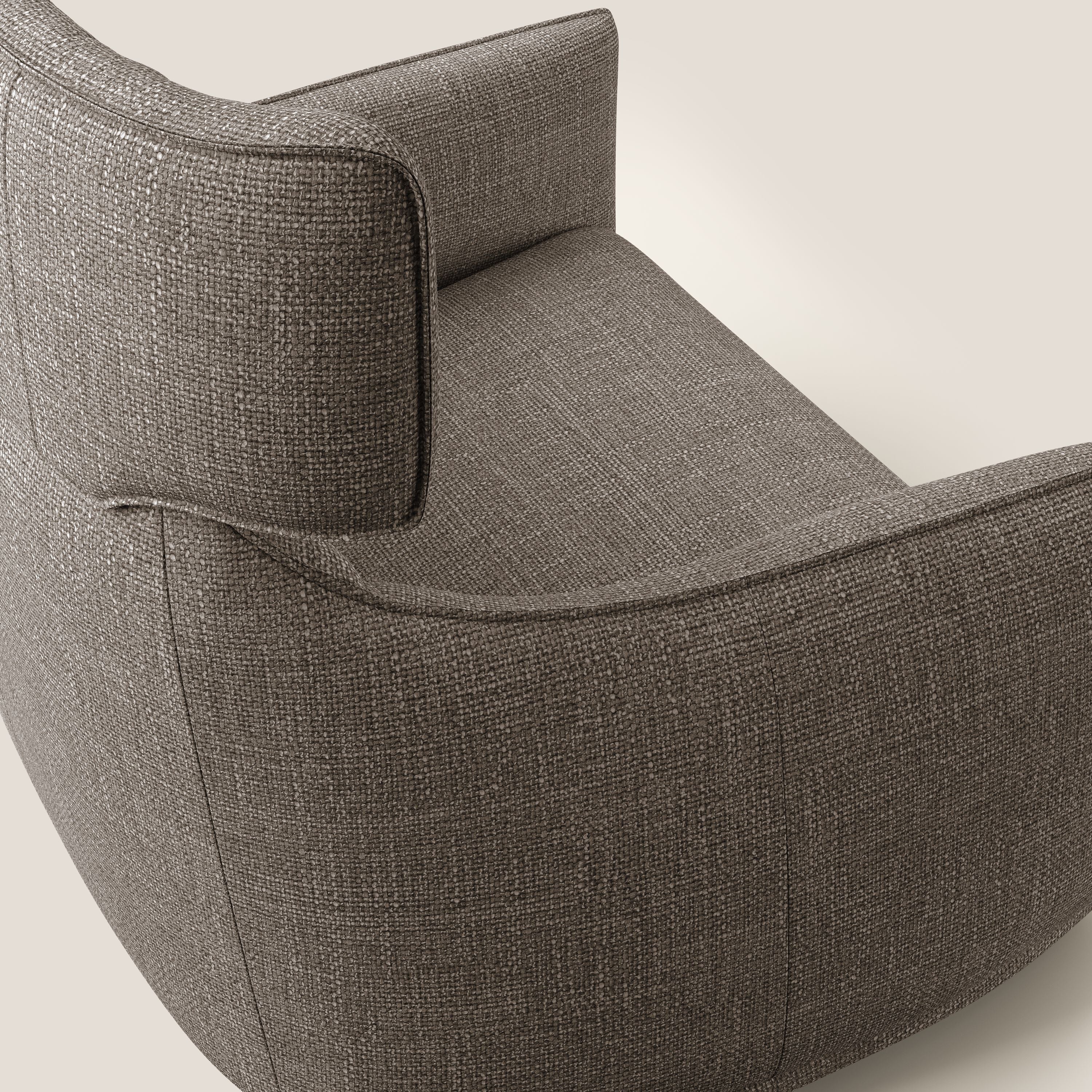 Zelda Poltroncina dal design moderno in morbido tessuto impermeabile T06 marrone - divani.store