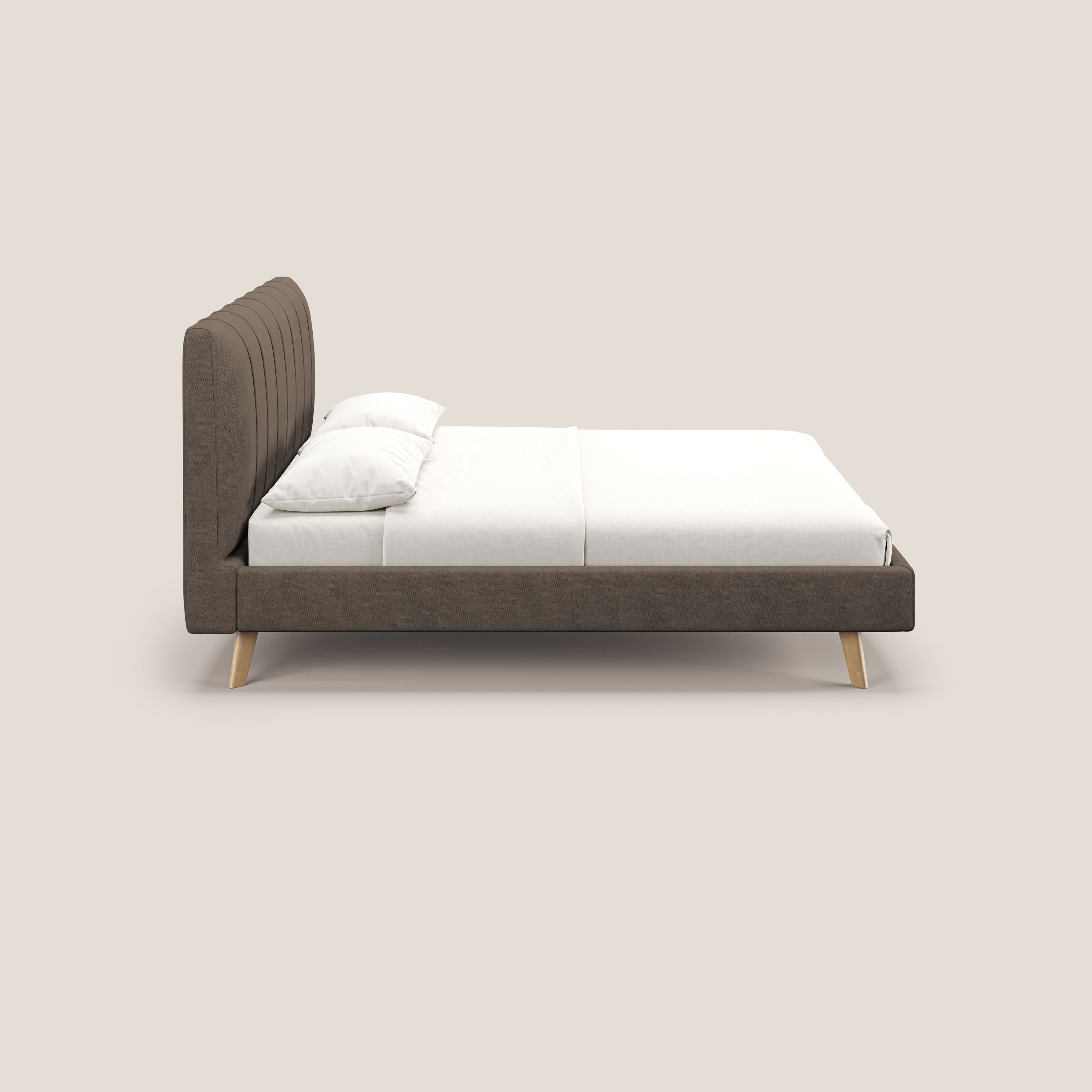 Selene letto imbottito con piedini naturali sfoderabile in tessuto impermeabile T02 marrone - divani.store