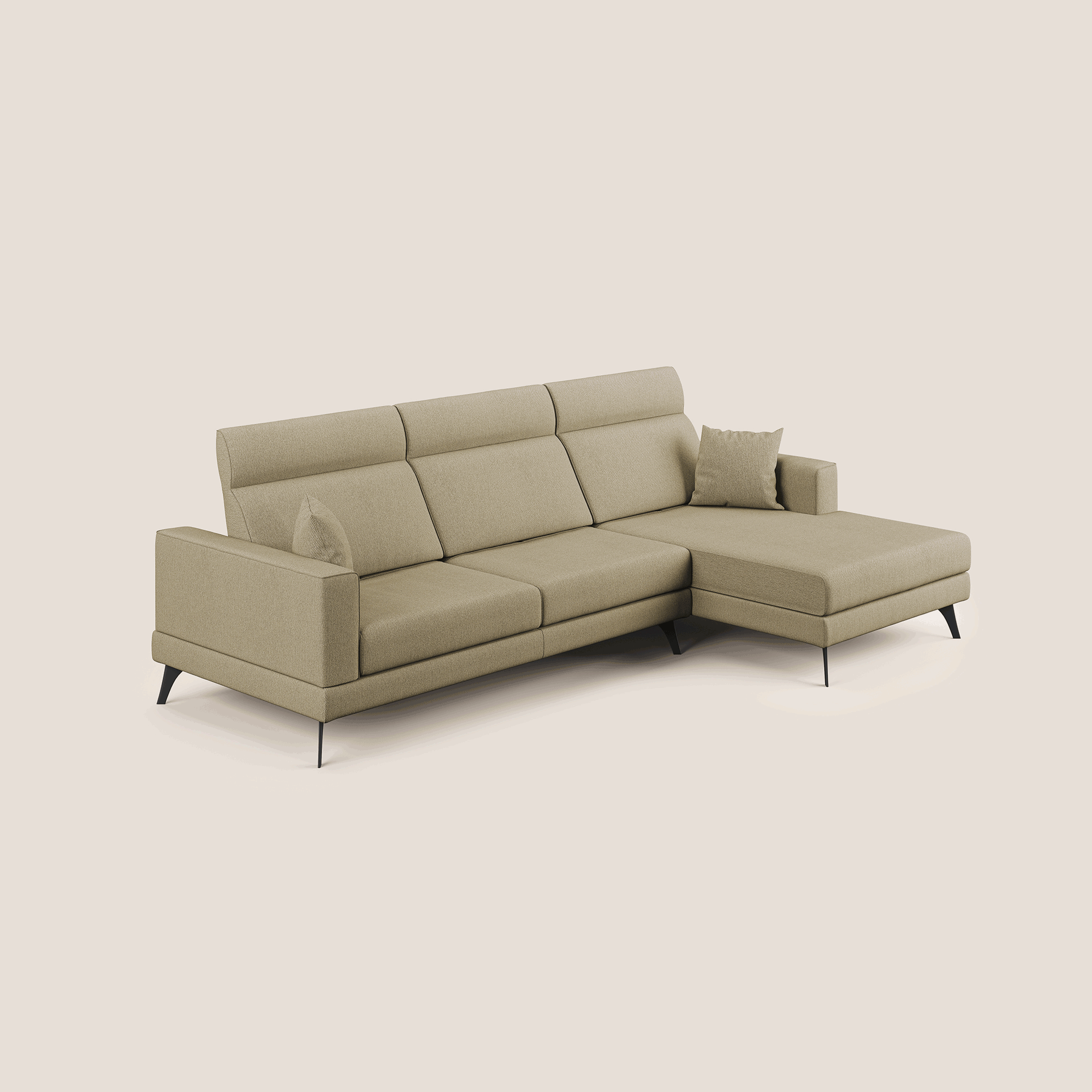 Slide Divano angolare di Divani.Store è caratterizzato da linee pulite, tre sedute, una chaise longue destra, gambe nere sottili, cuscini coordinati e poggiatesta regolabili in tessuto cammello T05, facile da pulire.