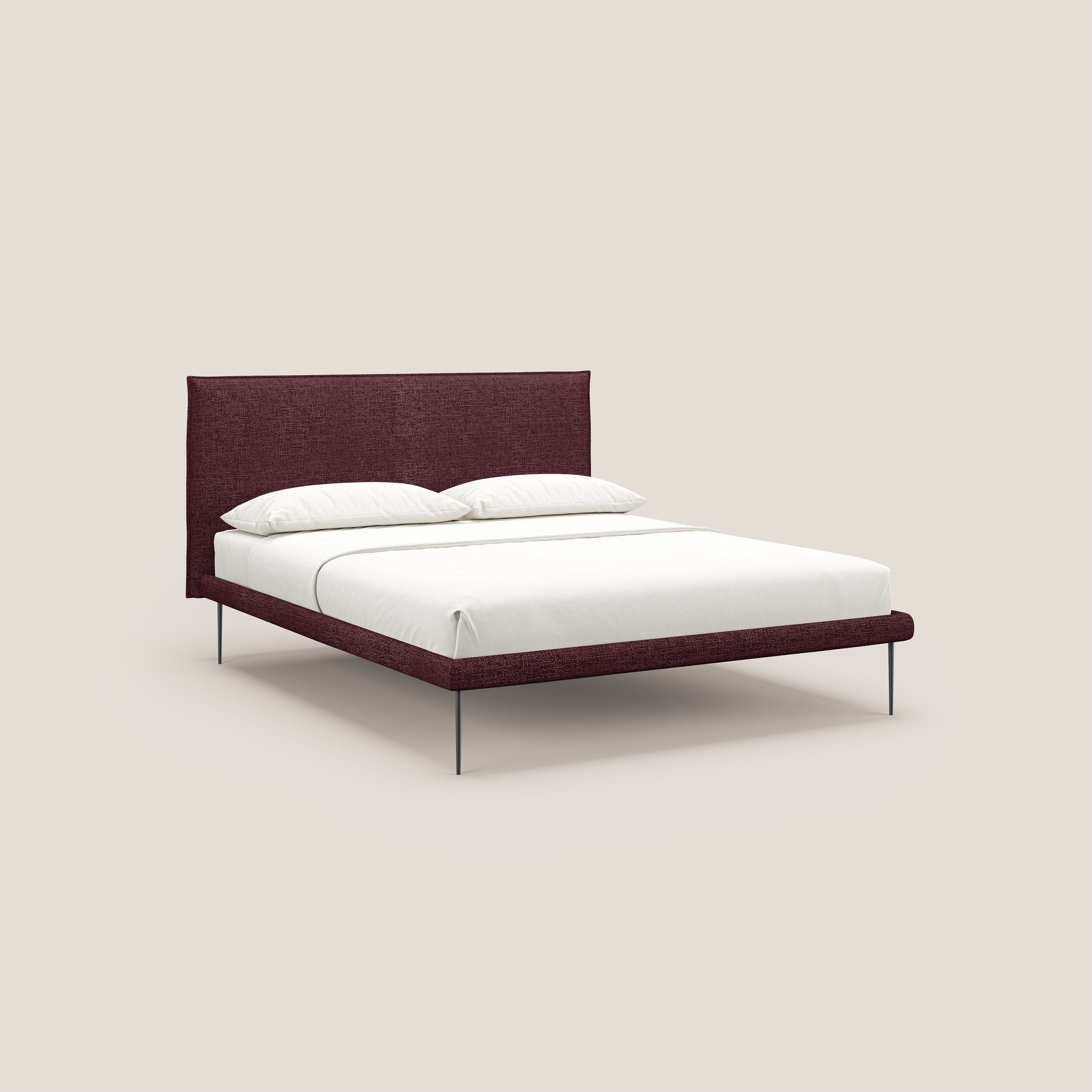 Theo letto imbottito moderno sfoderabile con piedi alti in metallo in tessuto impermeabile T10 bordeaux - divani.store