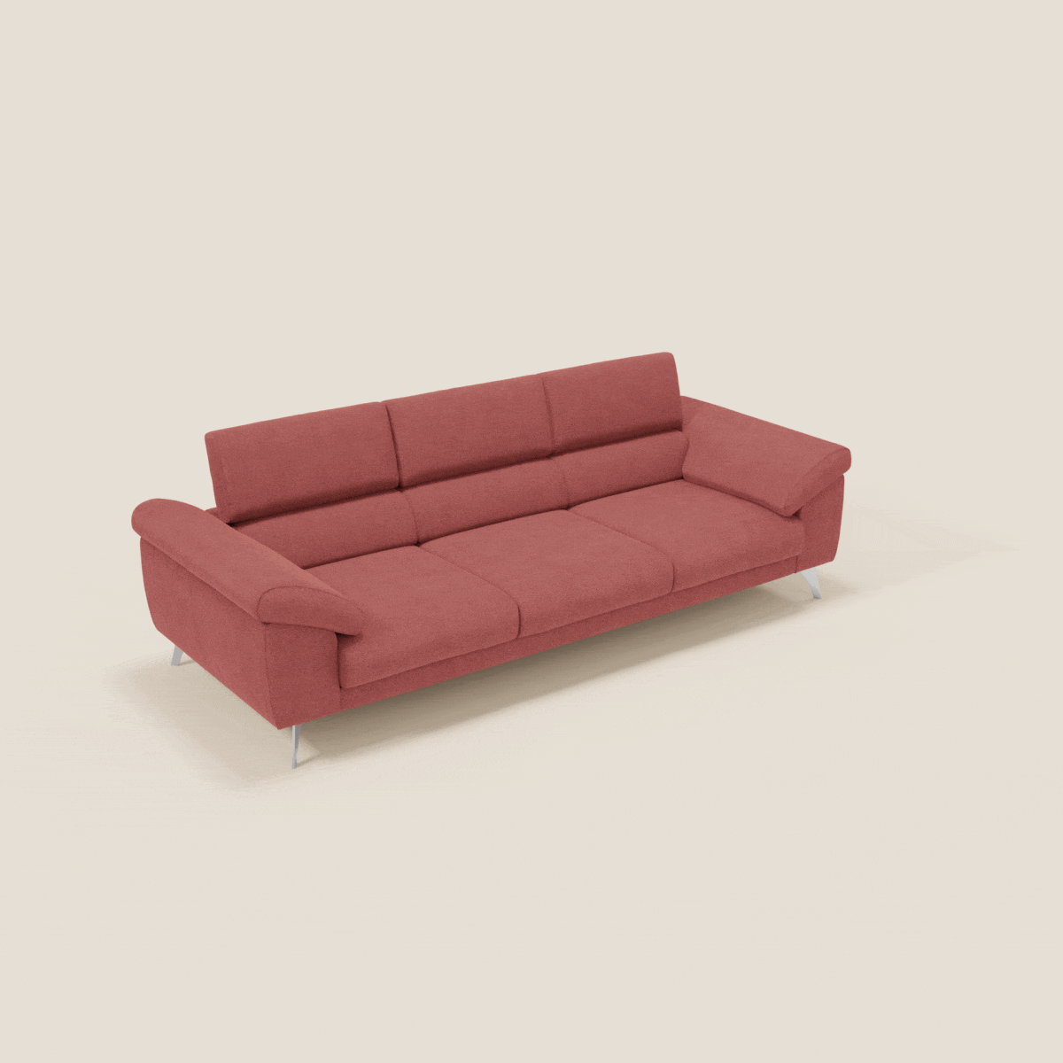 Il divano Donatello di Divani.Store è un moderno 3 posti in tessuto smacchiabile T23 rosso ciliegia, con sedute allungabili, braccioli contenitore e poggiatesta reclinabili, presentato su uno sfondo beige chiaro.