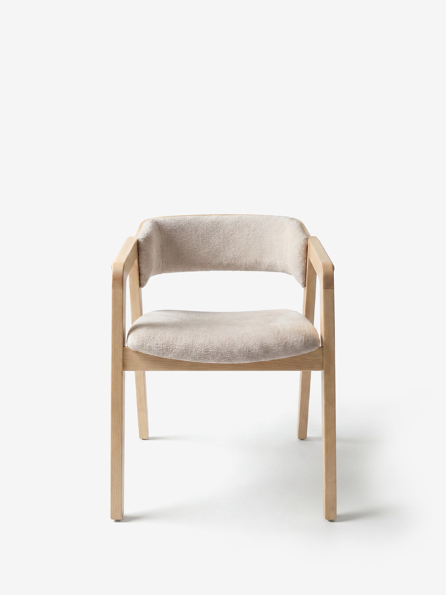 La poltrona Etra Sedia di Divani.Store presenta un design moderno e minimalista, realizzata in legno massello naturale, rivestita in tessuto beige certificato OEKO-TEX® e dotata di braccioli. Ripresa di fronte su uno sfondo bianco, le sue linee pulite valorizzano qualsiasi ambiente contemporaneo.