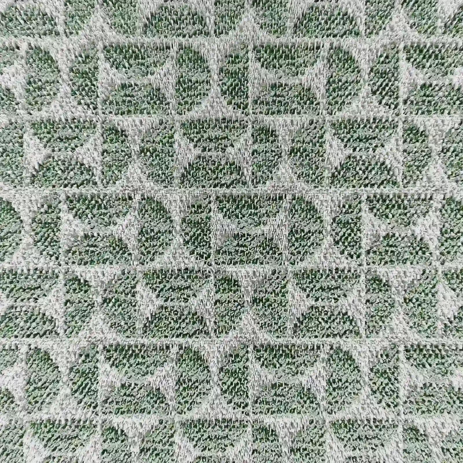 Primo piano del cuscino decorativo Naxos 45x45 in lino di Divani.Store, che mette in risalto il suo elegante motivo geometrico verde e bianco composto da cerchi e rettangoli. La trama del filato di lino esalta il fascino raffinato e la piacevole sensazione al tatto di questo cuscino decorativo.