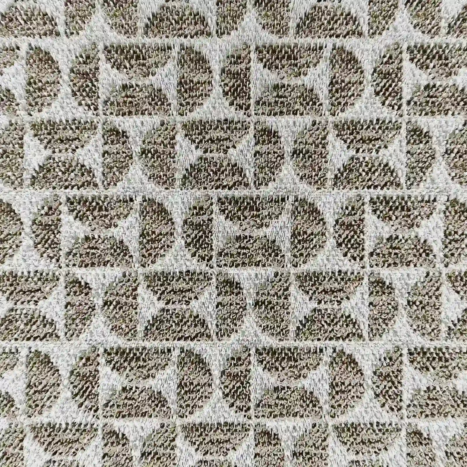 Un primo piano del cuscino Naxos Decoro 45x45 in lino di Divani.Store mette in risalto il suo elegante tessuto in lino dalla trama ricca, caratterizzato da motivi geometrici simmetrici nei toni del marrone chiaro e scuro: ideale come cuscino decorativo.