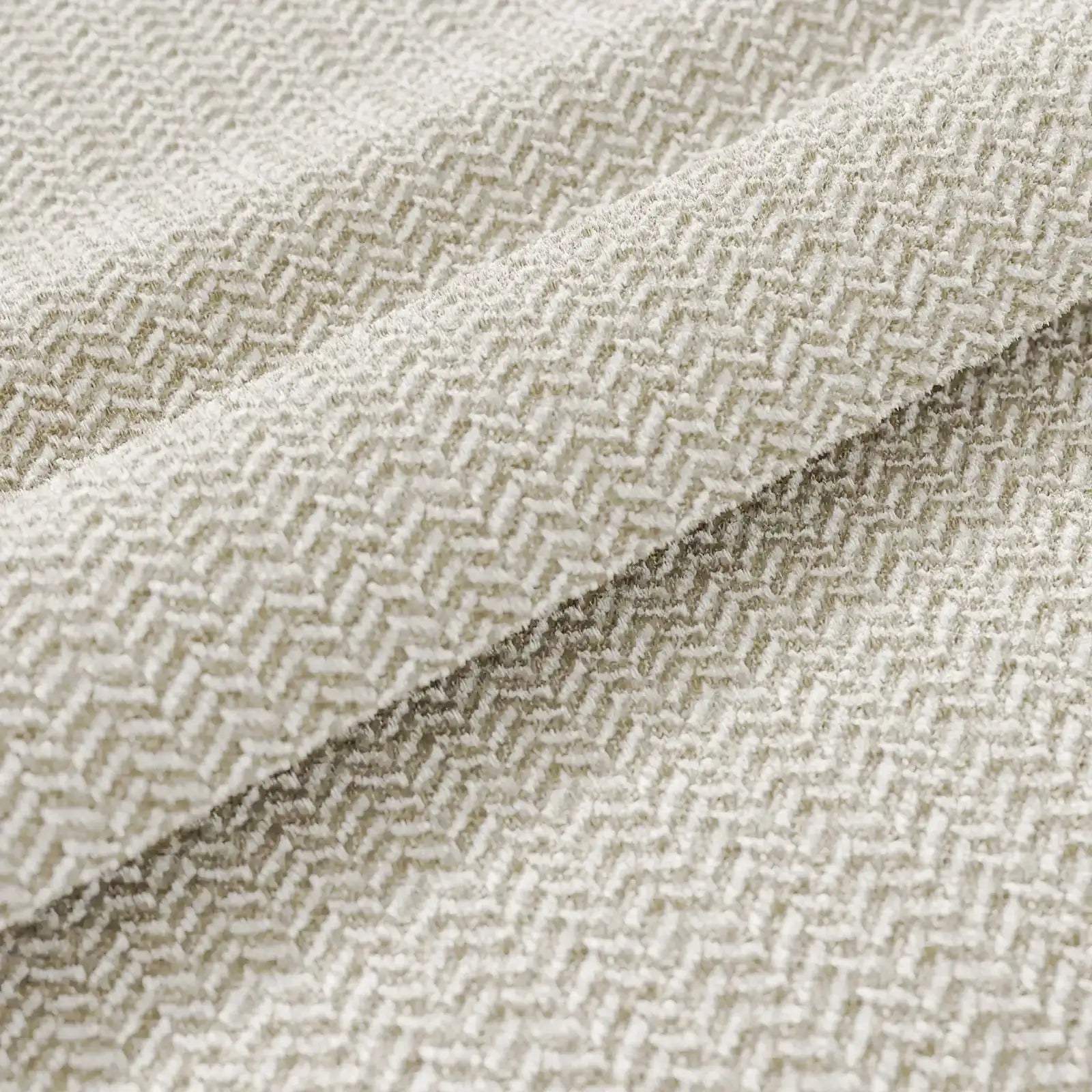 Primo piano del cuscino Sorrento 45x45 in lino di Divani.Store: tessuto color bianco sporco con motivo a zig-zag in rilievo, morbida trama in rilievo — ideale per cuscini lavabili, decorativi o impermeabili. Eleganza e comfort perfetti per la tua casa.
