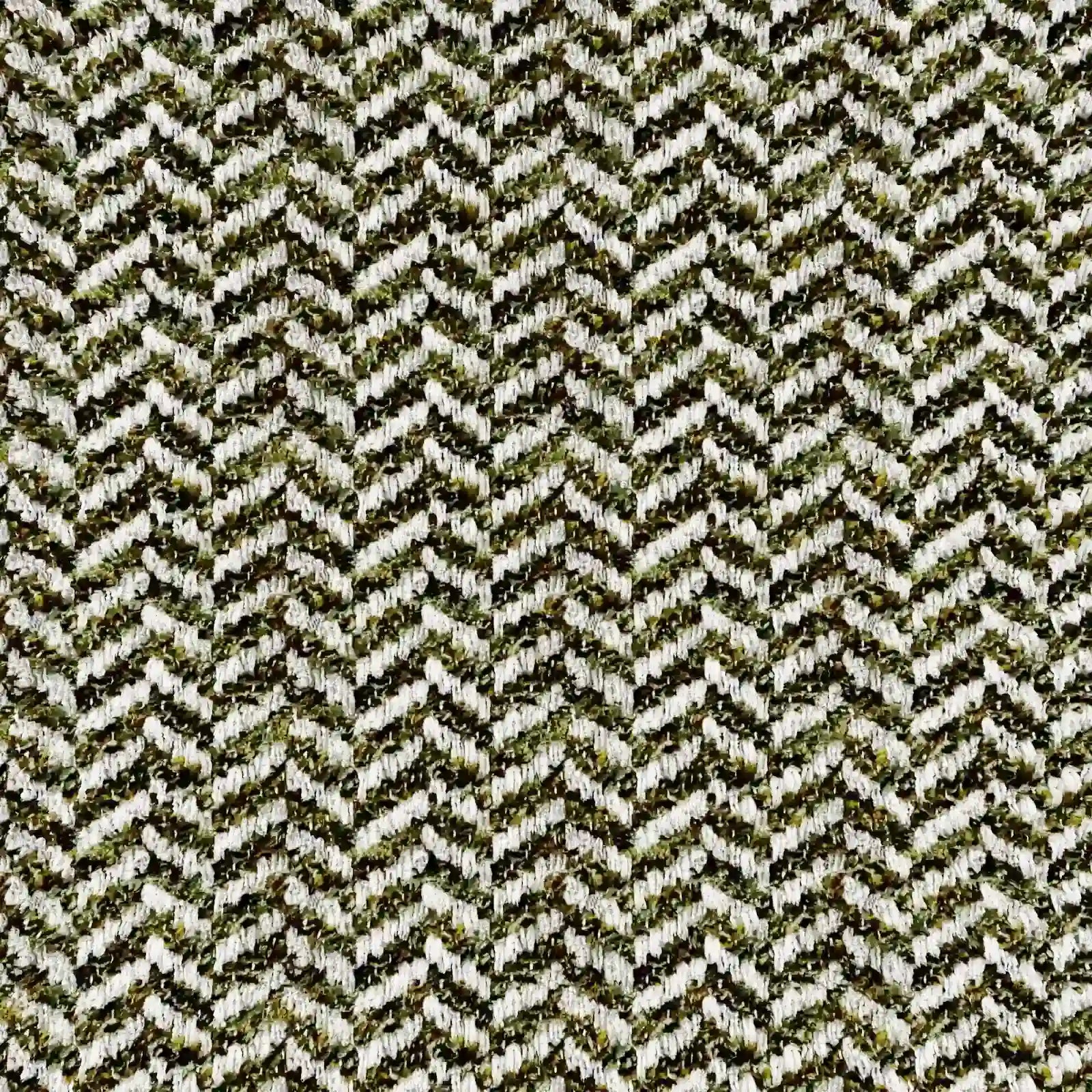 Primo piano del cuscino Sorrento 45x45 in lino di Divani.Store, caratterizzato da un motivo a spina di pesce nei toni del marrone scuro, del verde oliva e del crema. Le strisce a zigzag di questo cuscino decorativo creano un motivo ripetuto a forma di V, ricco di texture.