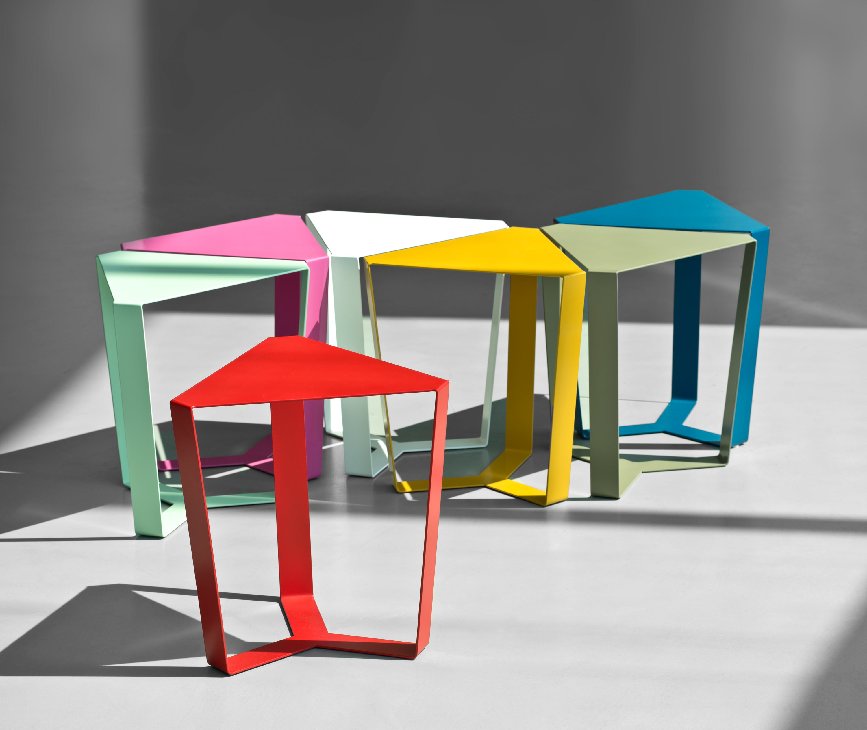 Finity tavolino triangolare per combinazioni modulari in diverse colorazioni - divani.store