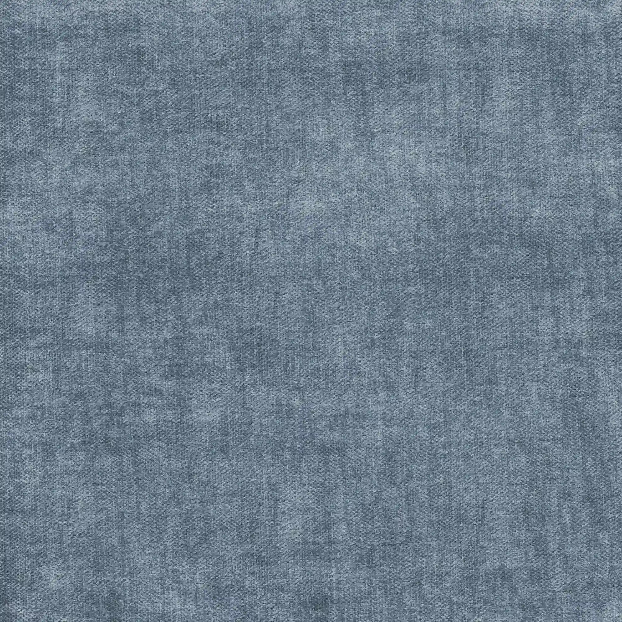 Primo piano sul tessuto denim blu del divano letto a 3 posti Lodovico di Divani.Store, realizzato con tessuto certificato Oeko-Tex, resistente alle macchie, con fibre intrecciate a vista e variazioni cromatiche naturali che gli conferiscono un look classico e intramontabile.