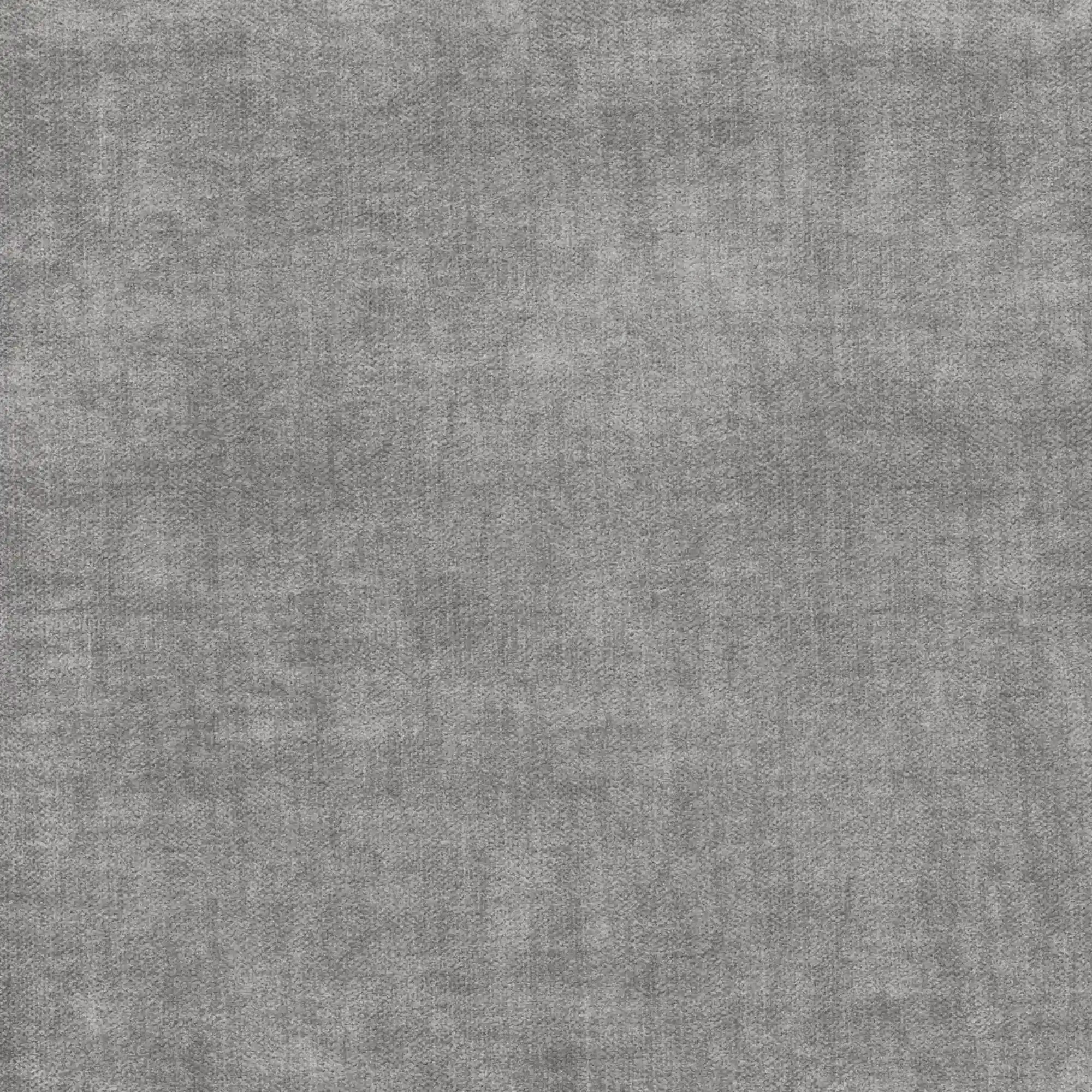 Un primo piano del divano letto Titano con penisola reversibile di Divani.Store mette in risalto il suo tessuto grigio a tinta unita, leggermente ruvido e facile da pulire: le sottili sfumature creano un effetto morbido, ideale per qualsiasi divano moderno o spazio contemporaneo.