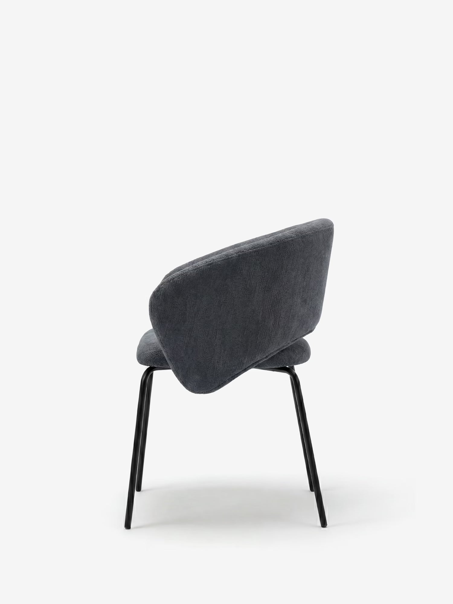 La sedia imbottita Fosca di Divani.Store presenta un design minimalista con tessuto grigio scuro certificato OEKO-TEX®, schienale e seduta imbottiti, gambe in metallo nero ed eleganti braccioli, il tutto in risalto su uno sfondo bianco a tinta unita.