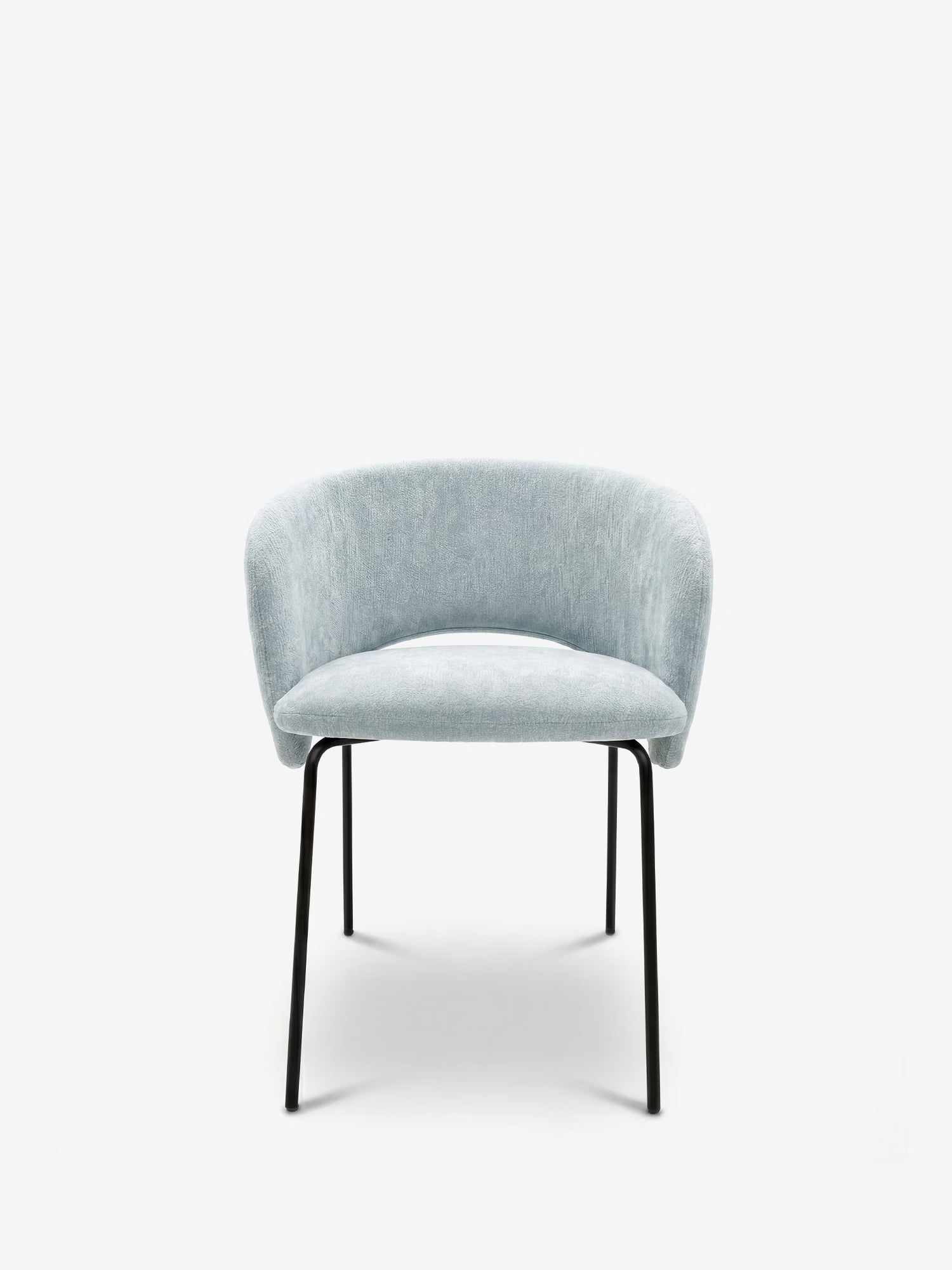 La sedia imbottita Fosca di Divani.Store è caratterizzata da un morbido tessuto certificato OEKO-TEX®, braccioli, uno schienale curvo, sottili gambe in metallo nero e un design moderno, il tutto su uno sfondo bianco a tinta unita.