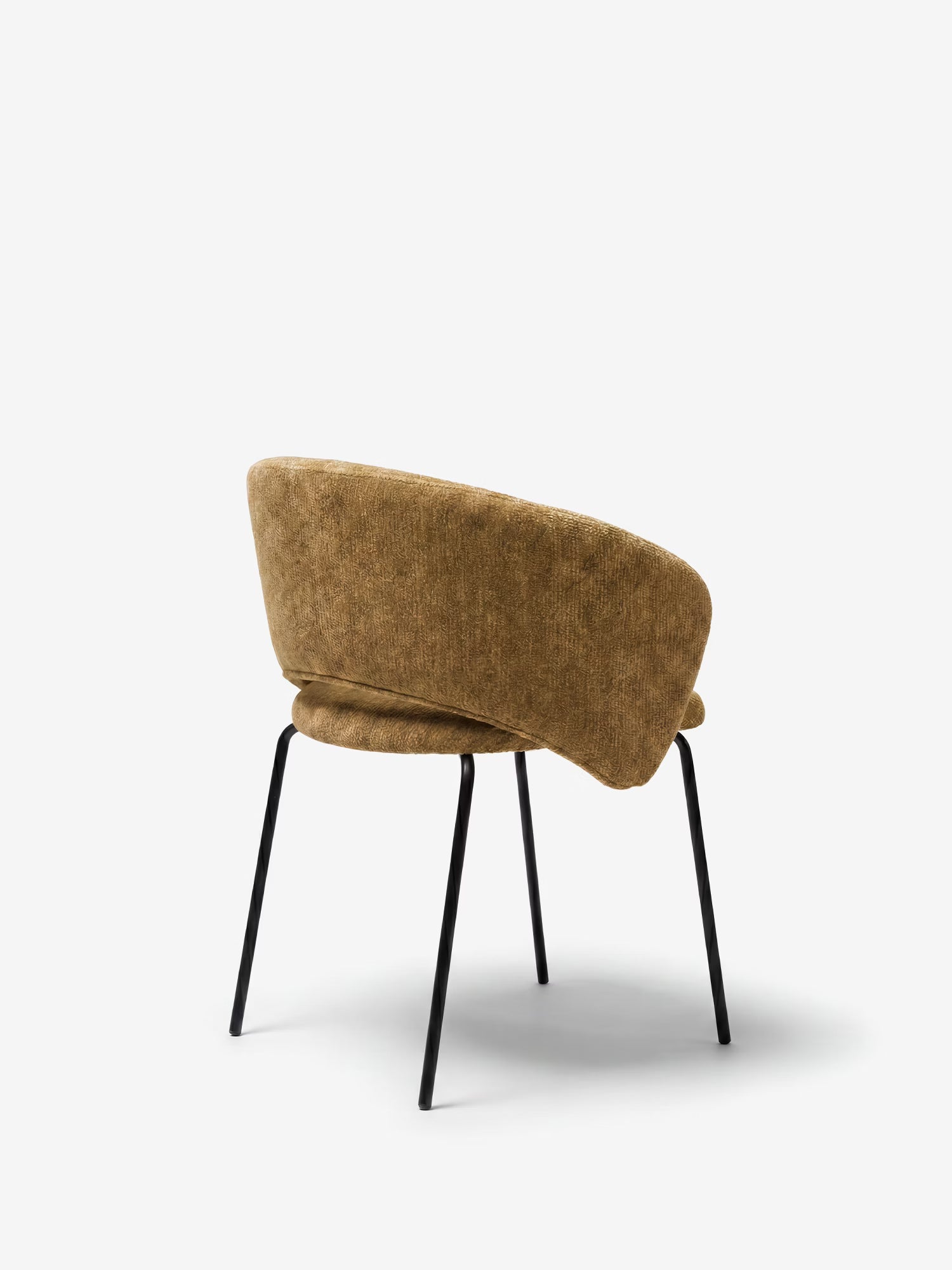La sedia imbottita Fosca di Divani.Store presenta un design moderno con braccioli, uno schienale basso e ricurvo rivestito in morbido tessuto certificato OEKO-TEX®, una seduta imbottita e confortevole e sottili gambe in metallo nero, il tutto messo in risalto da uno sfondo bianco a tinta unita.