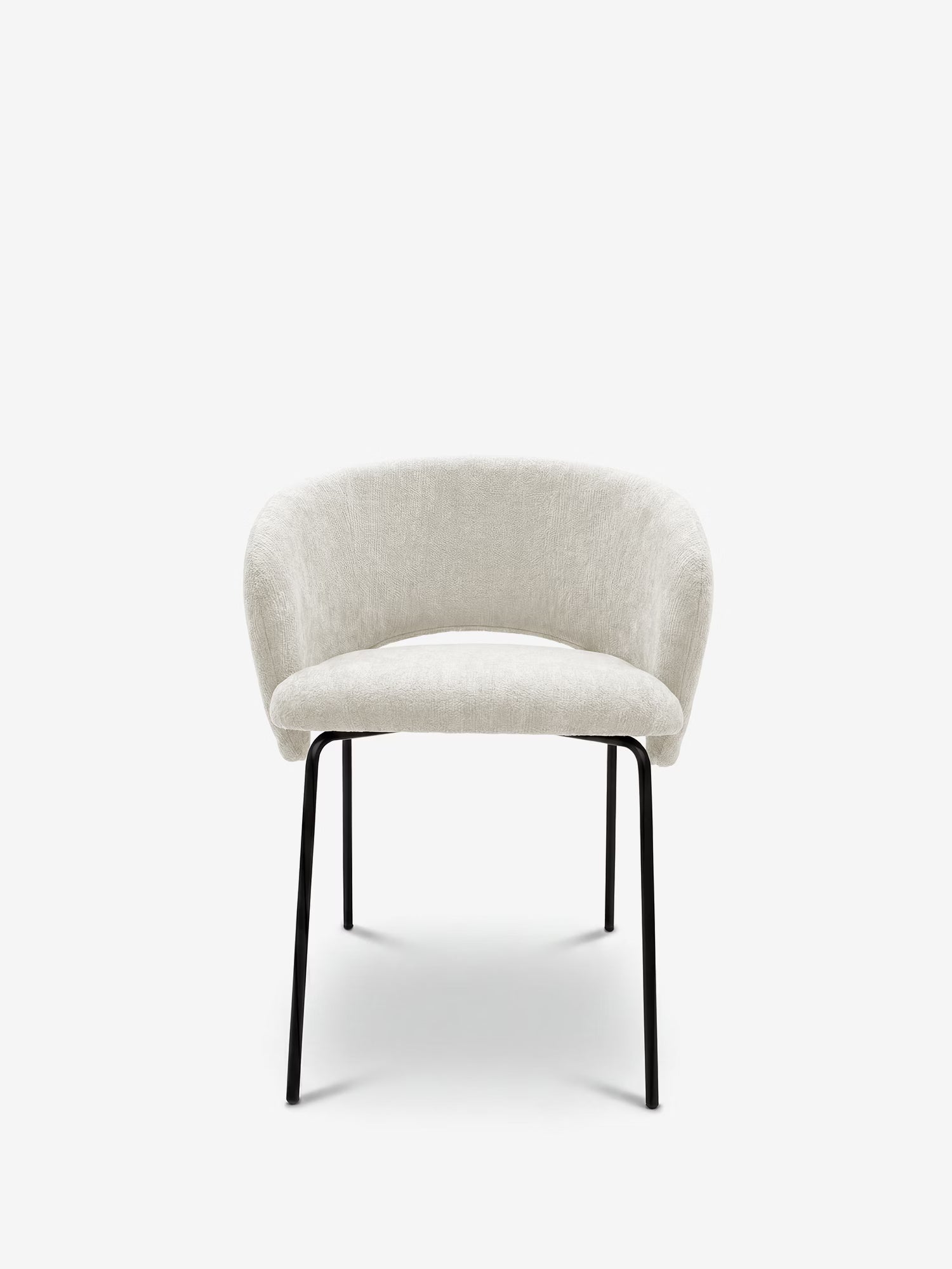 La sedia imbottita Fosca di Divani.Store presenta uno schienale ricurvo e braccioli in tessuto beige chiaro certificato OEKO-TEX®, oltre a sottili gambe in metallo nero. Fotografata di fronte su uno sfondo bianco a tinta unita.