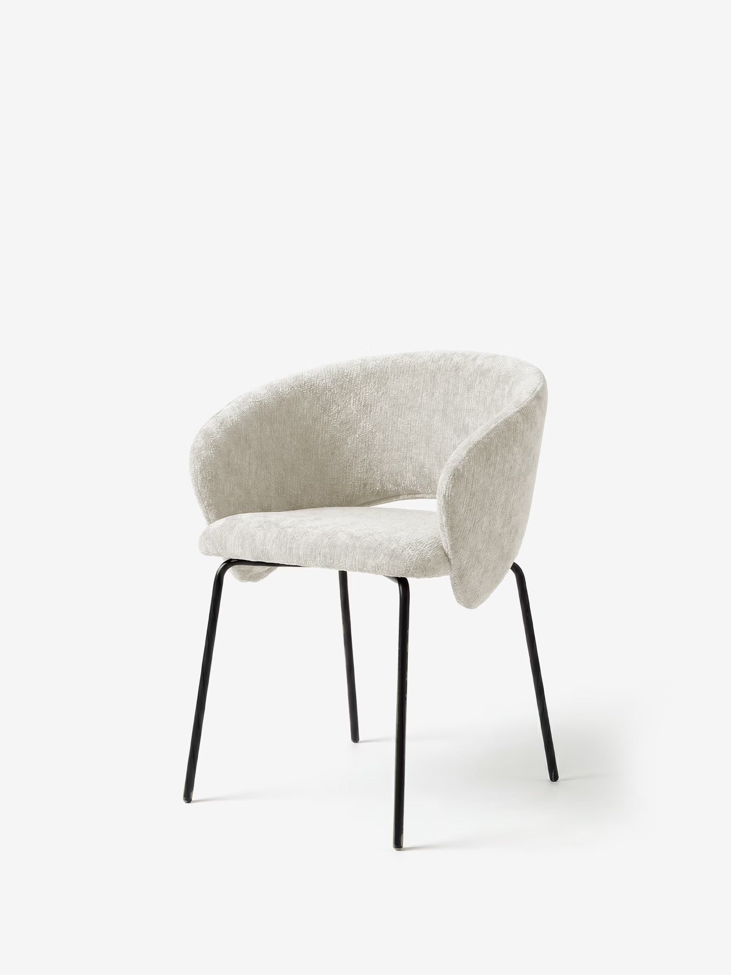 La sedia imbottita Fosca di Divani.Store presenta braccioli di design, una seduta imbottita dalla forma arrotondata in morbido tessuto certificato OEKO-TEX® e sottili gambe in metallo nero; qui è raffigurata con rivestimento beige chiaro su uno sfondo bianco a tinta unita.