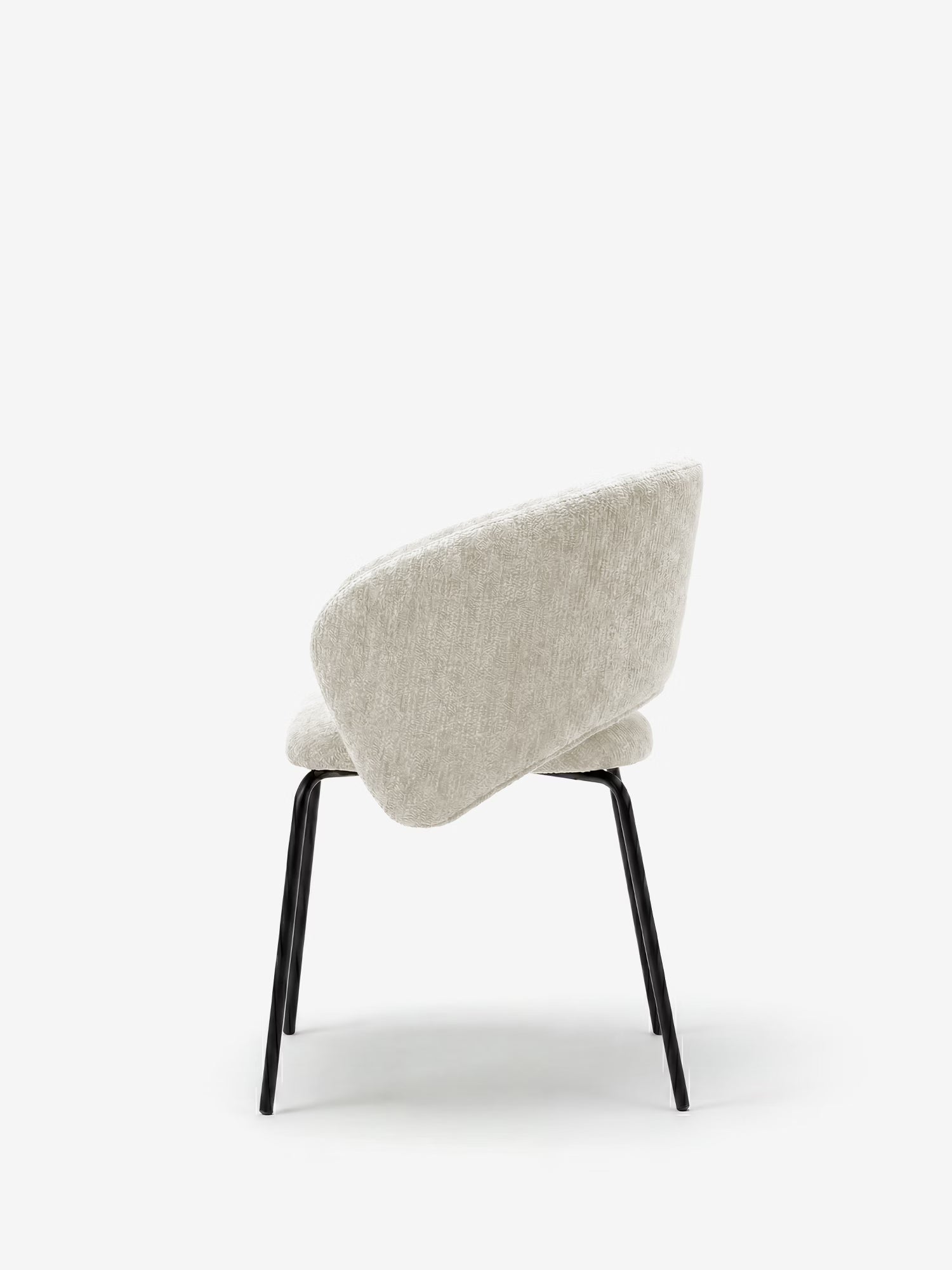 La poltrona imbottita con braccioli Fosca di Divani.Store è realizzata in tessuto beige chiaro certificato OEKO-TEX® e presenta gambe in metallo nero. Vista da dietro, l’ampio schienale ricurvo conferisce a questa poltrona contemporanea un aspetto elegante.