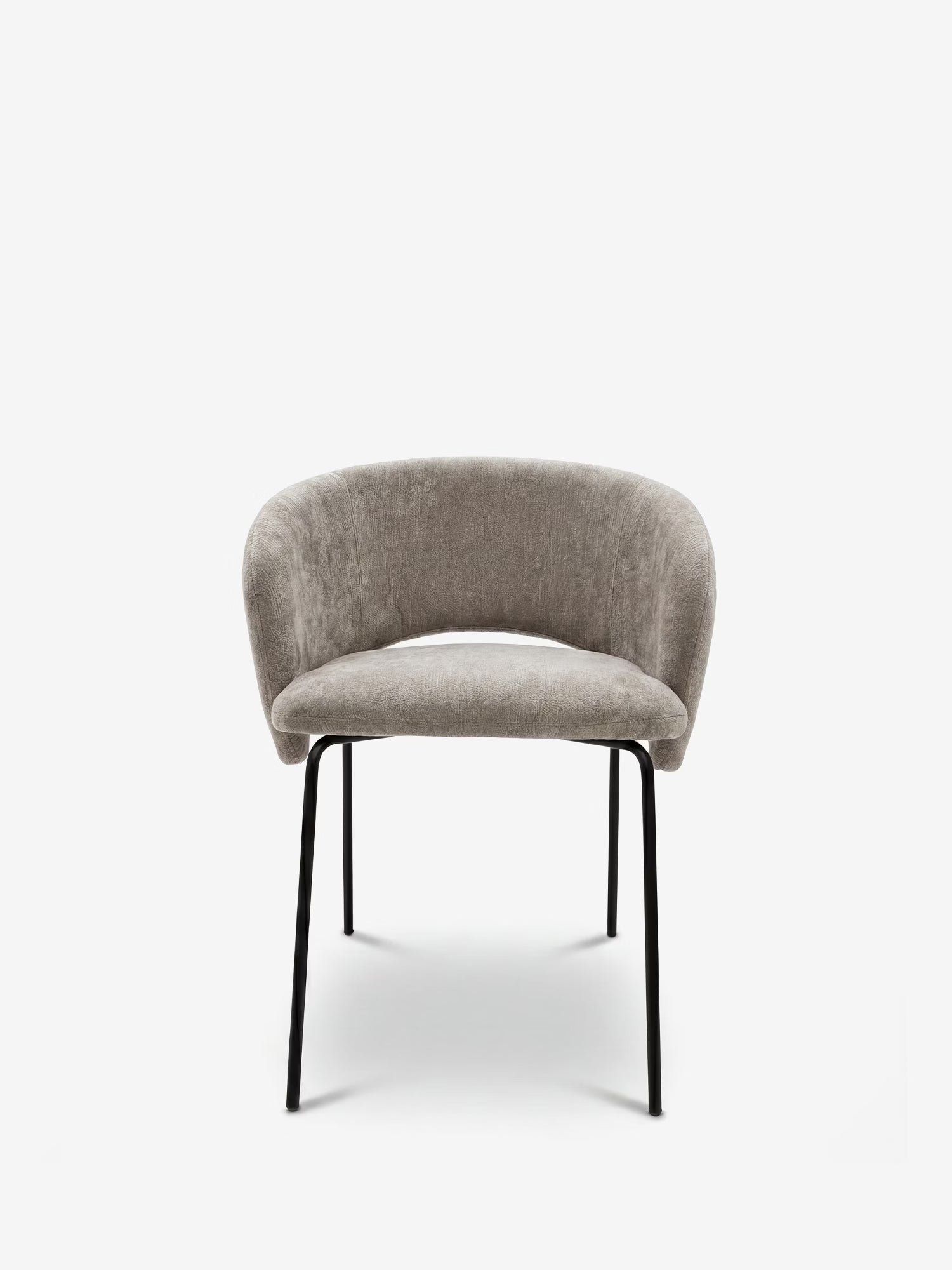 La sedia imbottita Fosca di Divani.Store presenta un design moderno dalle linee curve con braccioli, rivestita in morbido tessuto certificato OEKO-TEX® e poggiata su sottili gambe in metallo nero, che la rendono un complemento d'arredo elegante per qualsiasi ambiente.