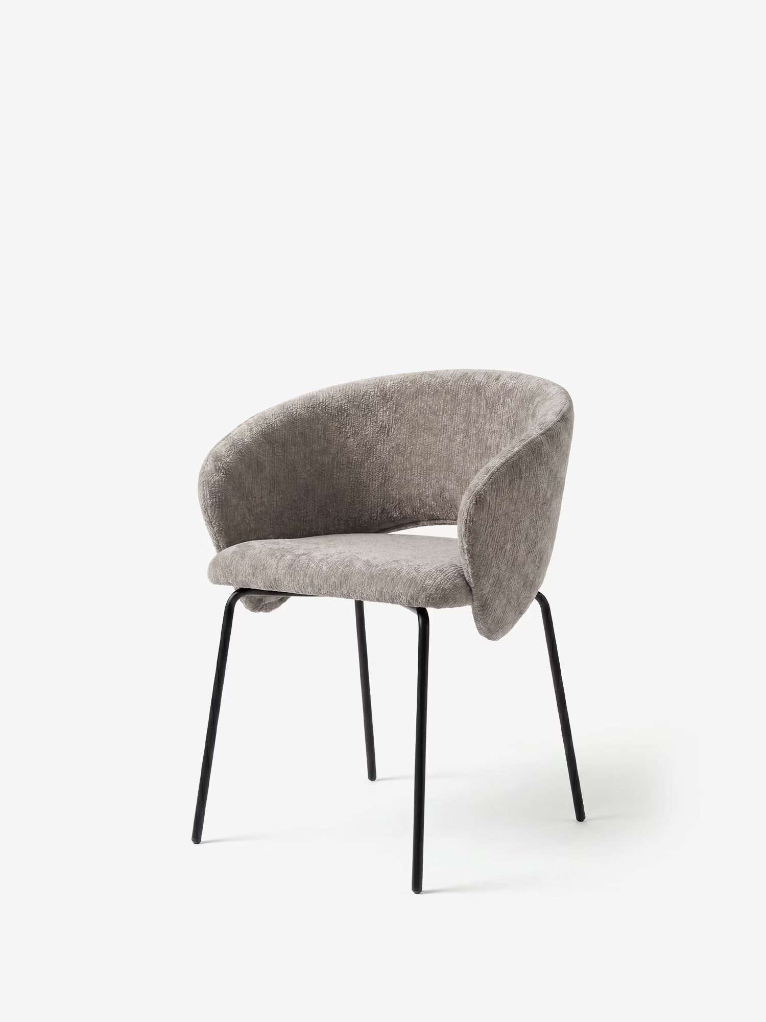 La sedia imbottita Fosca di Divani.Store presenta braccioli di design, rivestimento in morbido tessuto certificato OEKO-TEX® color marrone chiaro e gambe in metallo nero sottile, ideale per interni moderni.