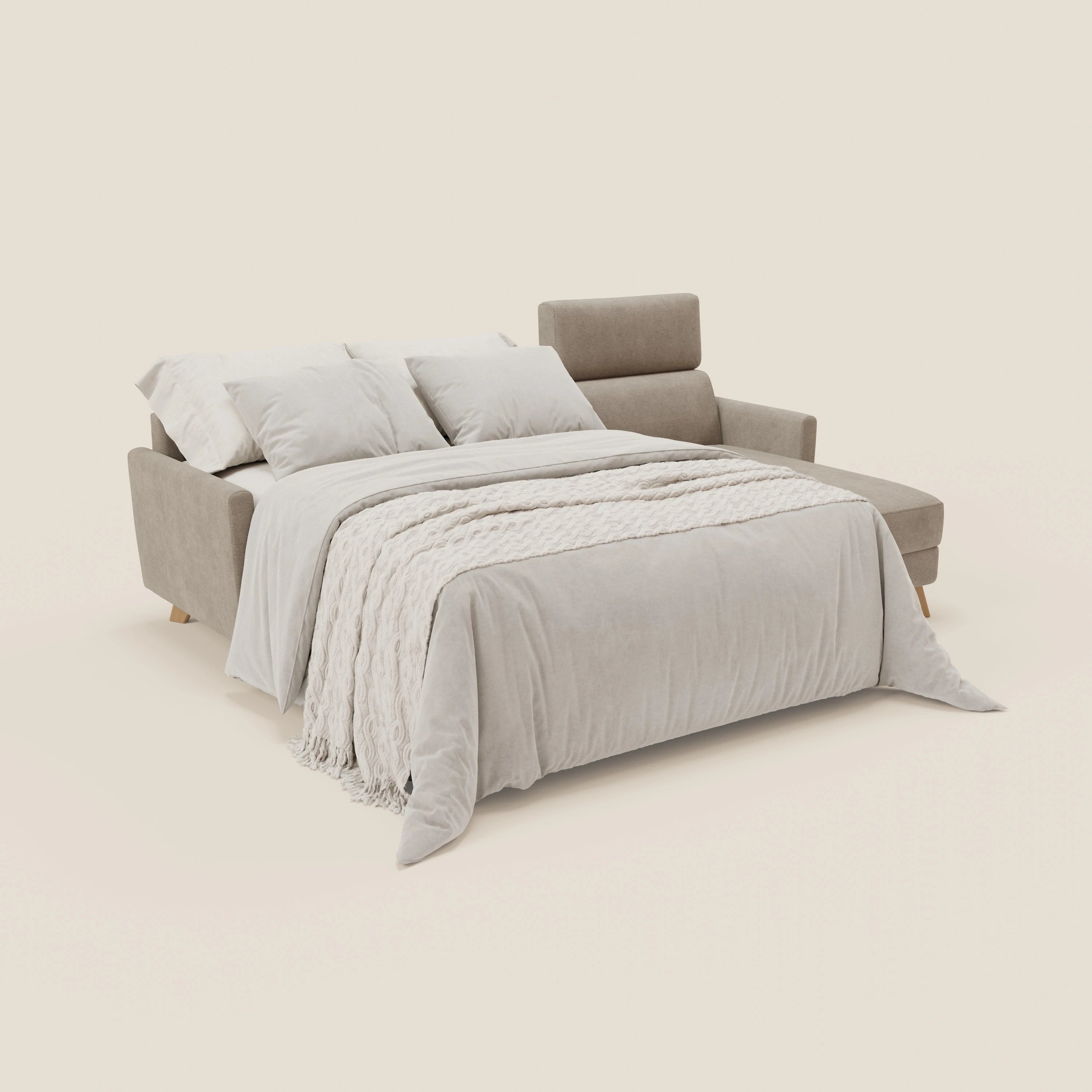 Il divano letto angolare sfoderabile Francy di Divani.Store, in T17 beige, è esposto in forma di letto dispiegato con biancheria da letto grigio chiaro, copriletto testurizzato e quattro cuscini, che evidenziano lo Stile Nordico su uno sfondo semplice e chiaro.