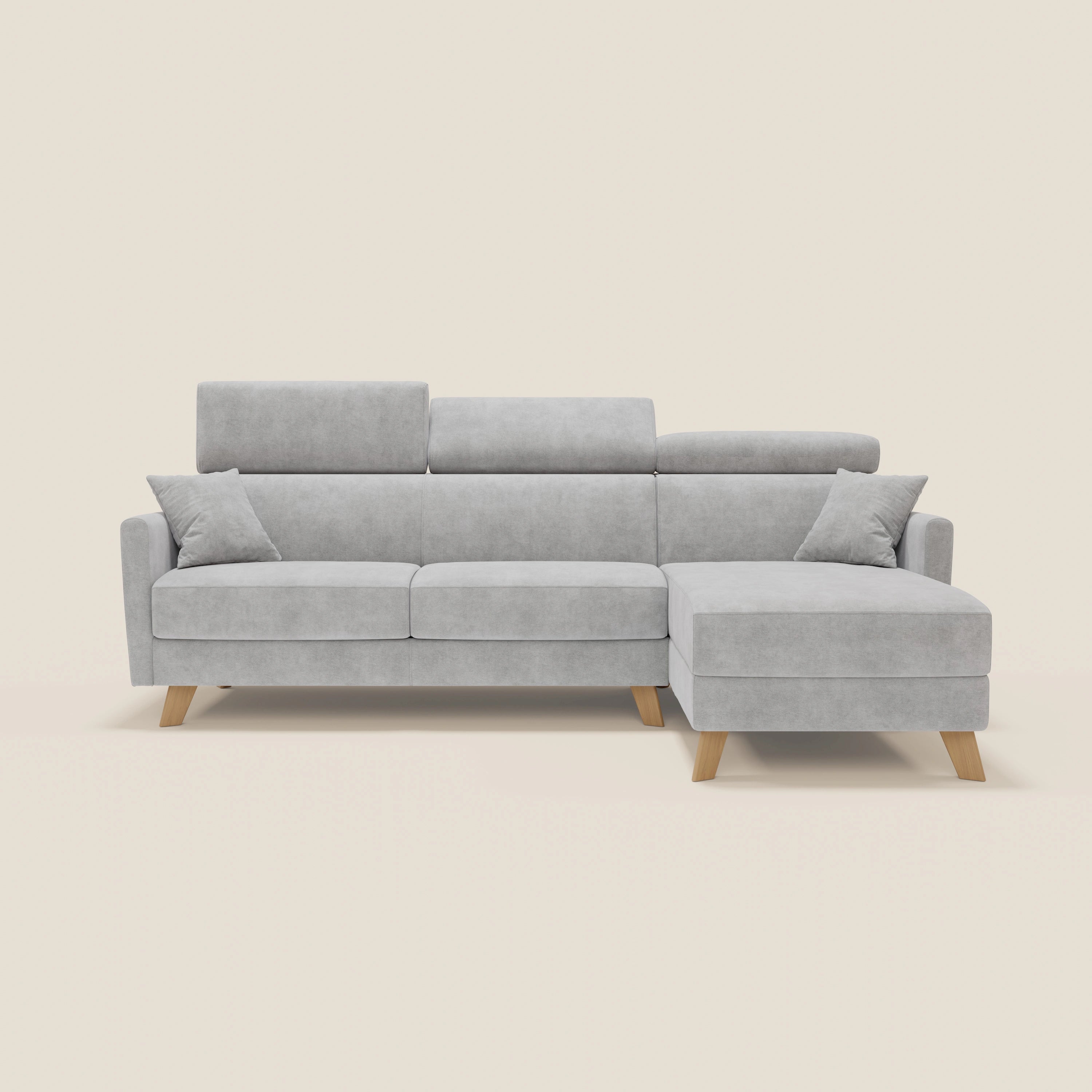 Il divano letto angolare sfoderabile Francy di Divani.Store in smacchiabile T17 grigio è caratterizzato da una chaise longue destra con contenitore, poggiatesta reclinabili e gambe in legno, il tutto su uno sfondo bianco sporco in Stile Nordico.