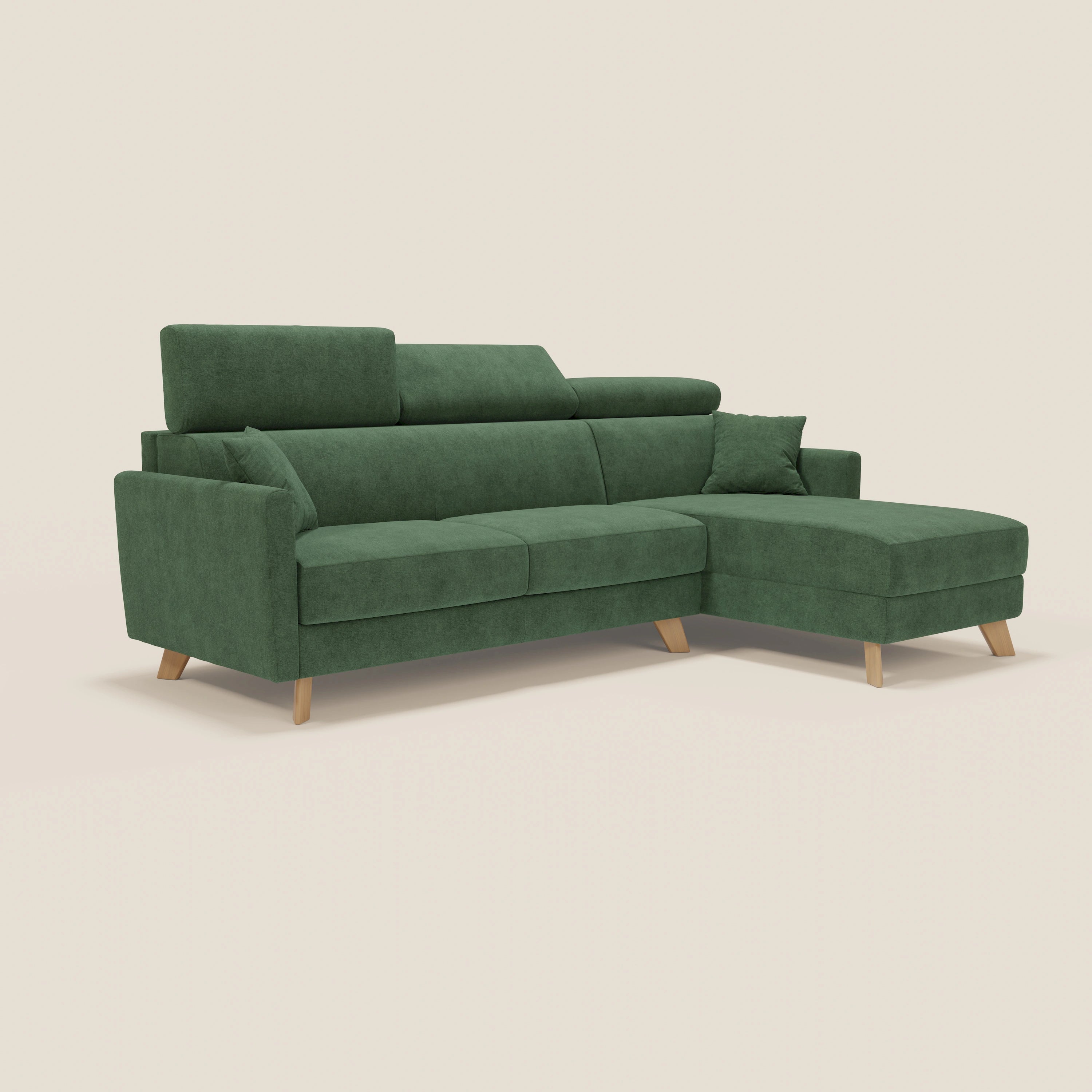 Il divano letto angolare sfoderabile Francy di Divani.Store, in tessuto T17 verde smacchiabile, è caratterizzato da una poltrona contenitore orientata a destra, poggiatesta reclinabile, gambe in legno e cuscino in tinta con lo stile nordico su uno sfondo bianco sporco.