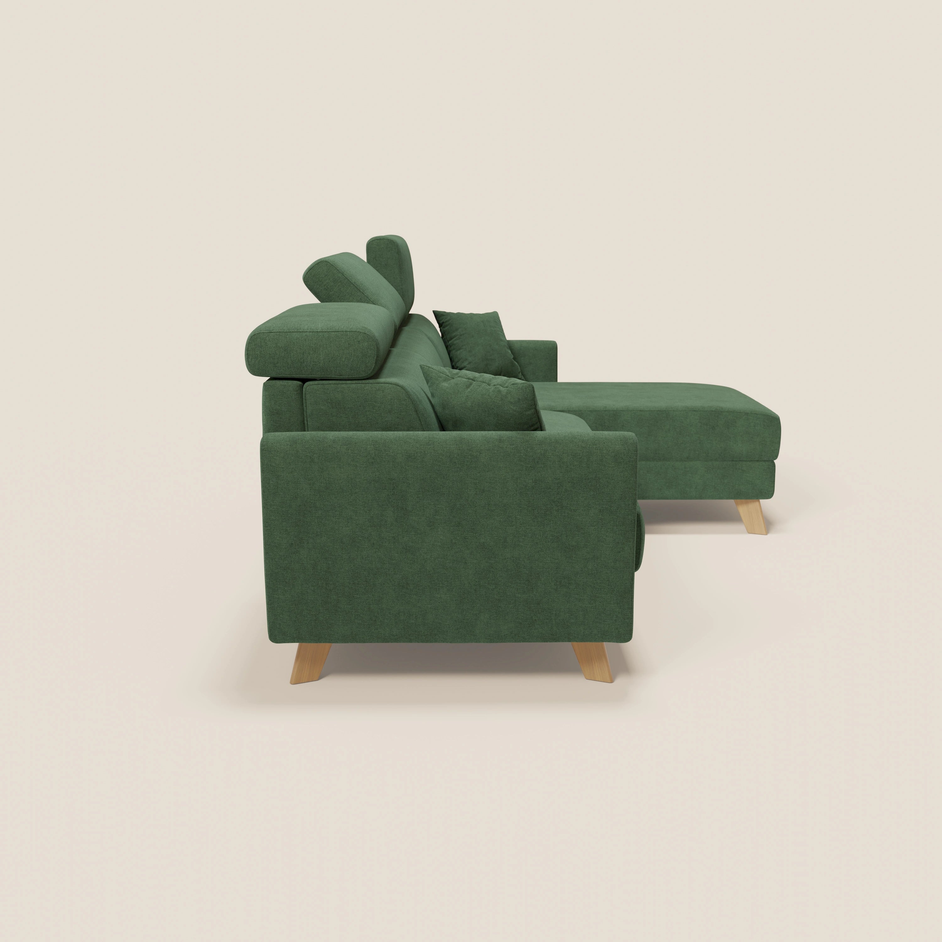 Il divano letto angolare sfoderabile Francy di Divani.Store, nel colore verde T17, è dotato di chaise longue, poggiatesta regolabili e tessuto antimacchia. Presentato lateralmente con gambe in legno su uno sfondo bianco sporco per un look moderno.