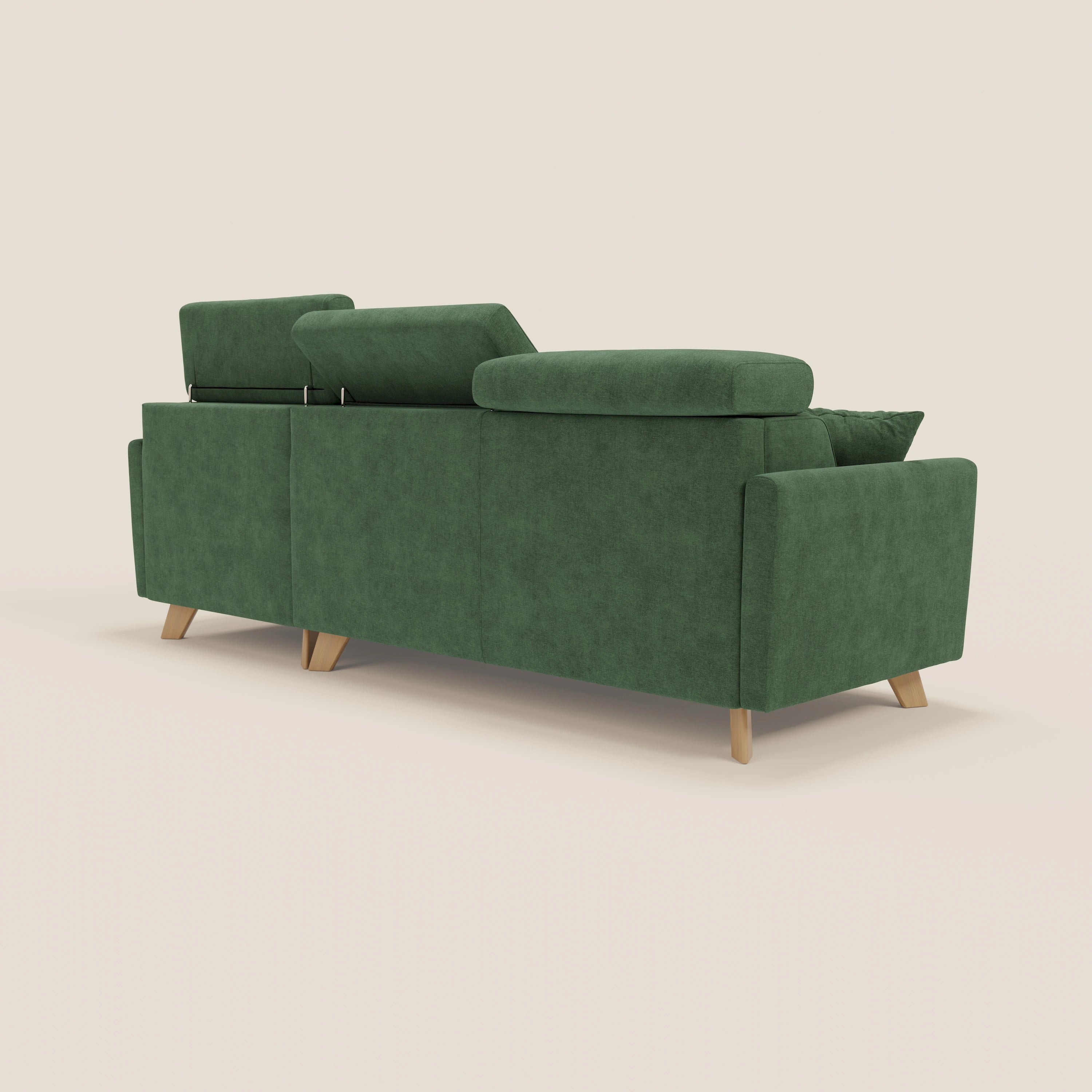 Il divano letto angolare sfoderabile Francy di Divani.Store è caratterizzato da un tessuto T17 verde antimacchia, poggiatesta regolabili, poltrona contenitore, ampi braccioli e gambe angolari in legno. Lo sfondo in tinta unita sottolinea il fascino dello Stile Nordico.
