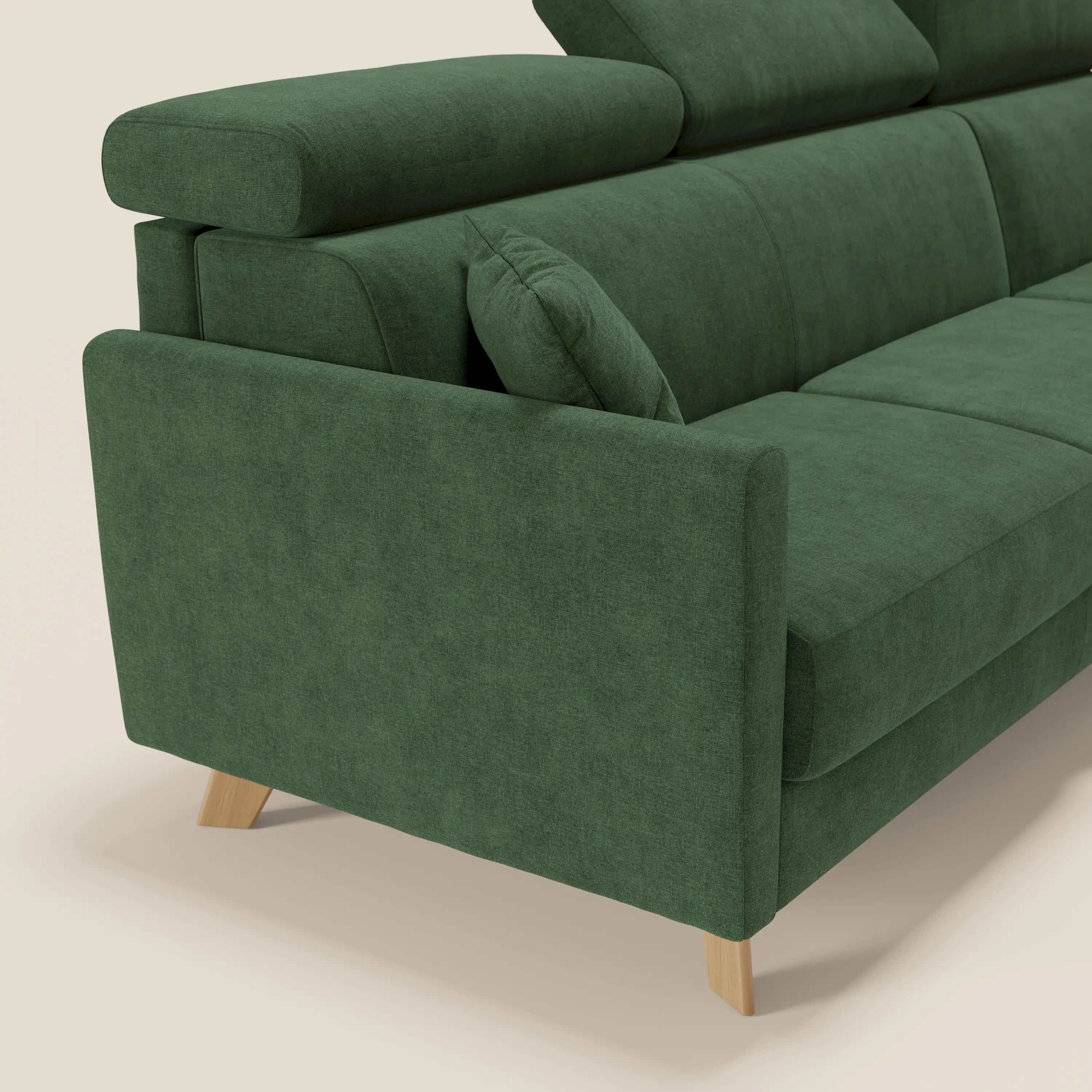 Il divano letto angolare sfoderabile Francy di Divani.Store in tessuto antimacchia T17 verde è dotato di chaise longue, poggiatesta regolabili, gambe in legno angolari, bracciolo quadrato e viene fornito con un cuscino coordinato.