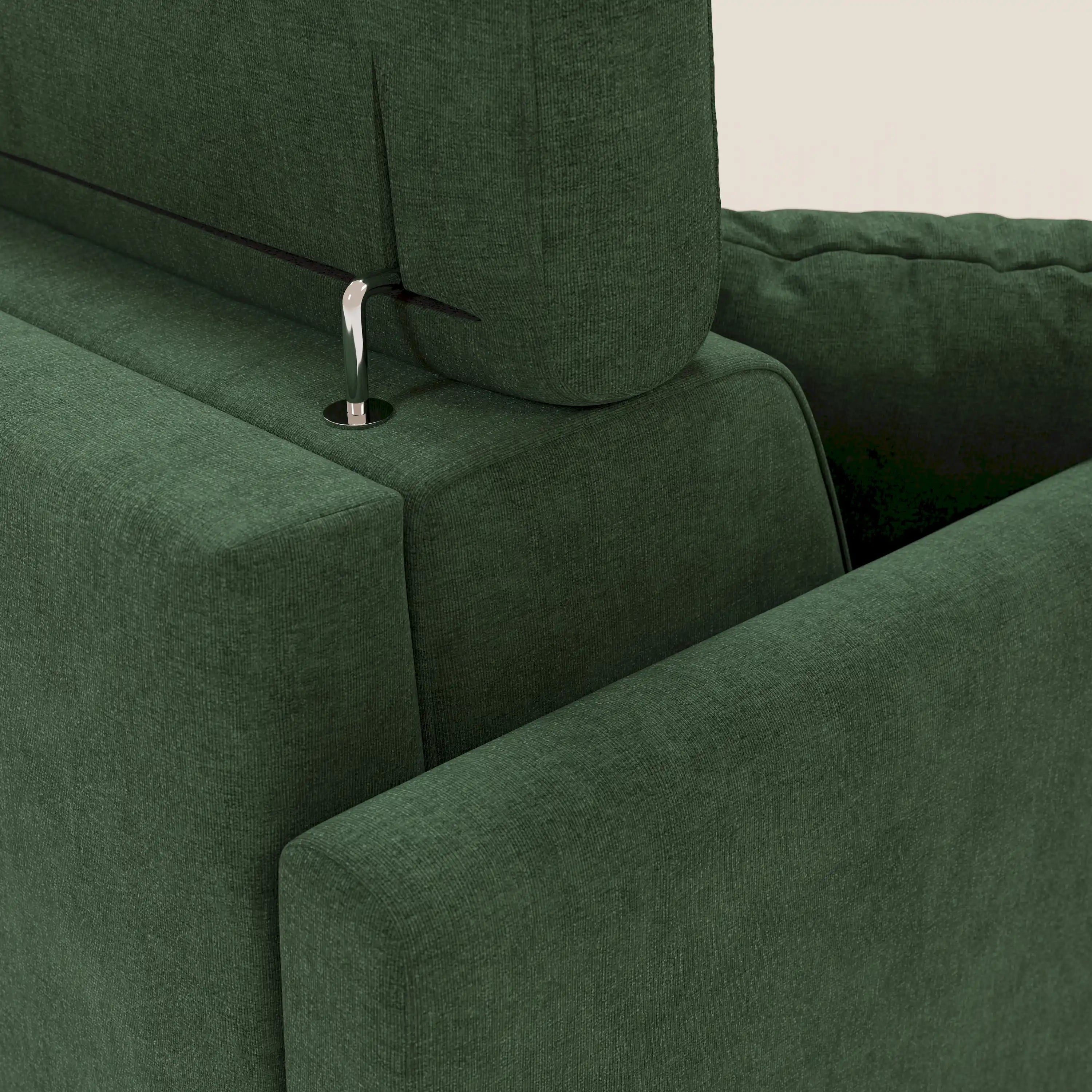 Primo piano del divano letto angolare sfoderabile Francy di Divani.Store in tessuto smacchiabile T17 verde, che mostra lo schienale fissato con un connettore metallico; il rivestimento strutturato e lo sfondo chiaro ne evidenziano i dettagli raffinati.