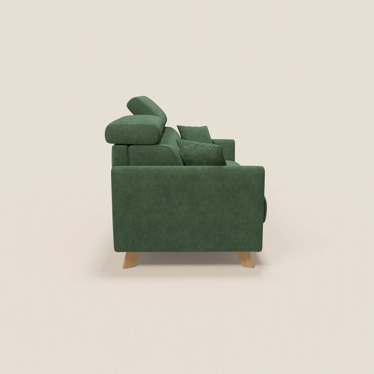 Il divano letto matrimoniale Francy di colore verde di Divani.Store, rivestito in tessuto T17 impermeabile e antimacchia, è raffigurato dal lato sinistro. Il divano è dotato di due cuscini di seduta rettangolari, poggiatesta regolabili, braccioli, cuscini decorativi e gambe in legno naturale. Sullo sfondo di un semplice sfondo bianco sporco, risalta la moderna semplicità del design.