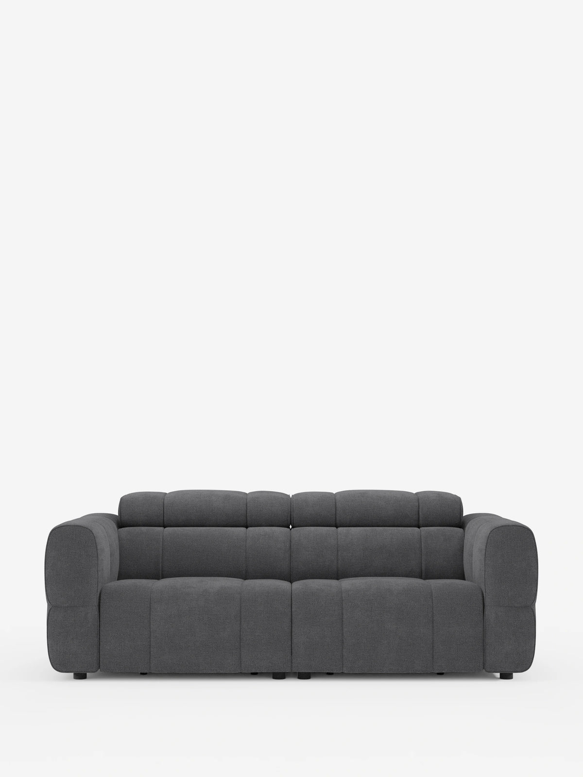 Un divano modulare Giotto a 3 posti, di colore grigio scuro, con poggiatesta reclinabili e funzione relax elettrica opzionale, rivestito in tessuto smacchiabile T23 con motivo trapuntato e ampi braccioli, è posizionato su uno sfondo bianco a tinta unita.