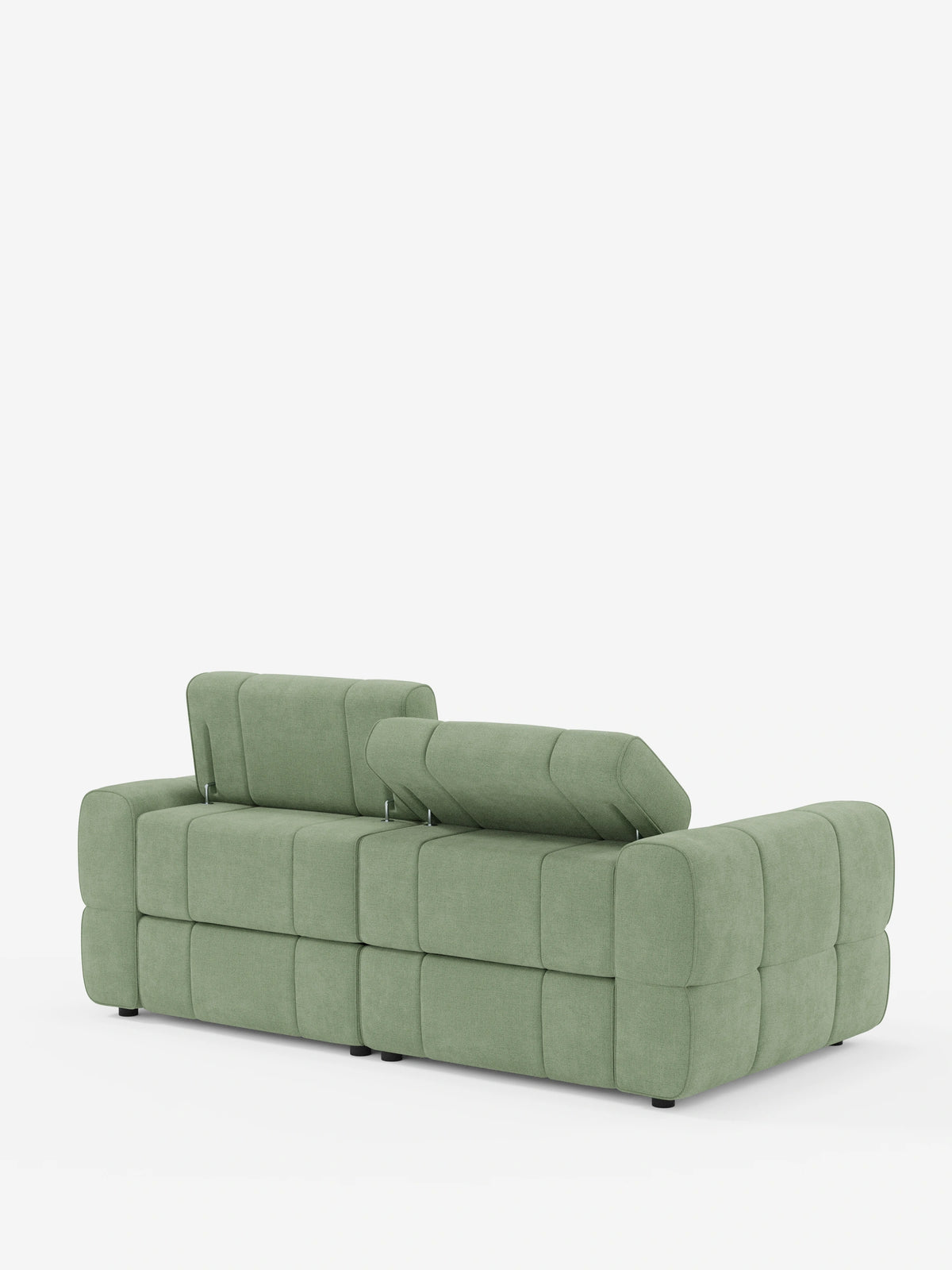 Vista posteriore del divano modulare Giotto a 3 posti color verde salvia, con poggiatesta reclinabili e funzione relax elettrica opzionale, rivestito in tessuto antimacchia T23; il design a pannelli mostra un poggiatesta sollevato e uno ripiegato su uno sfondo bianco.