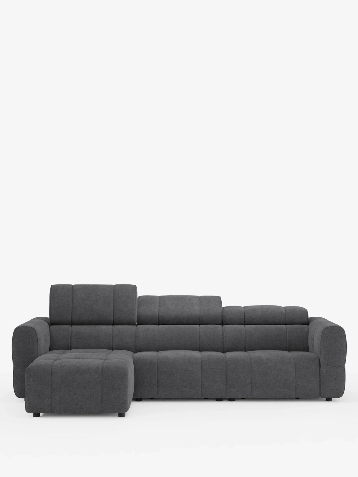 Un divano angolare modulare Giotto grigio scuro a 5 posti, lungo 296 cm, con penisola e funzione relax elettrica opzionale, rivestito in tessuto antimacchia T23, con chaise longue a sinistra, poggiatesta regolabili, design a pannelli, braccioli bassi e arrotondati e piedini neri su base bianca.