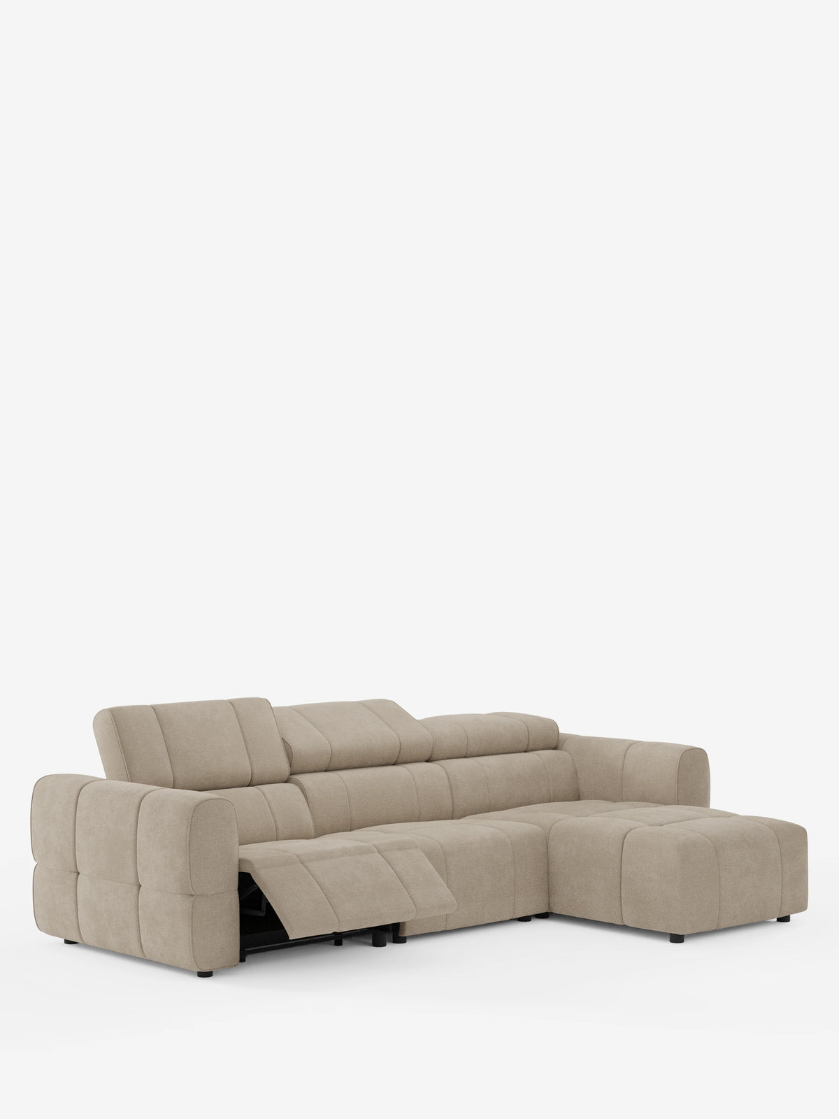 Giotto, divano angolare modulare a 5 posti da 296 cm con penisola e funzione relax elettrica opzionale in tessuto antimacchia T23: un divano modulare a L color beige con poggiatesta regolabili e una sezione reclinabile che si estende sulla sinistra.