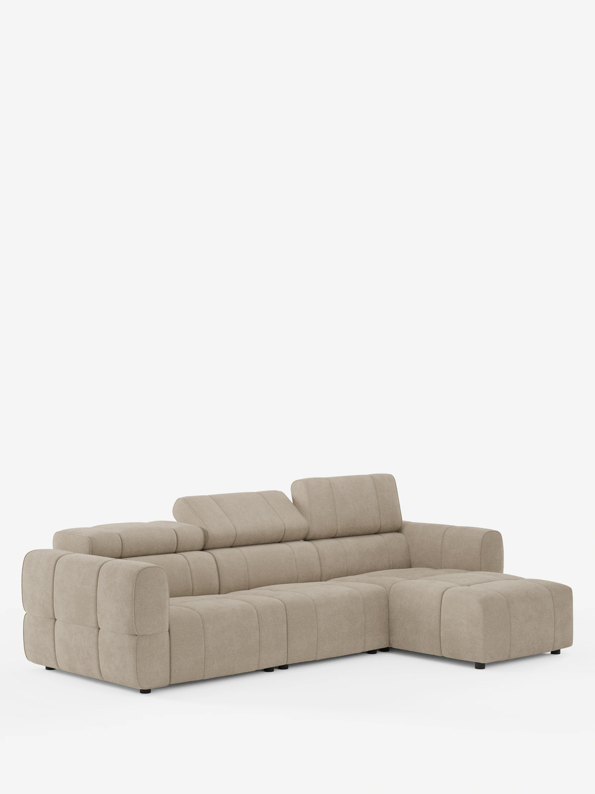 Un divano angolare modulare Giotto beige chiaro a 5 posti da 296 cm con penisola e funzione relax elettrica opzionale, rivestito in tessuto antimacchia T23; divano componibile con chaise longue, caratterizzato da un design squadrato e trapuntato, con braccioli bassi e schienali regolabili.