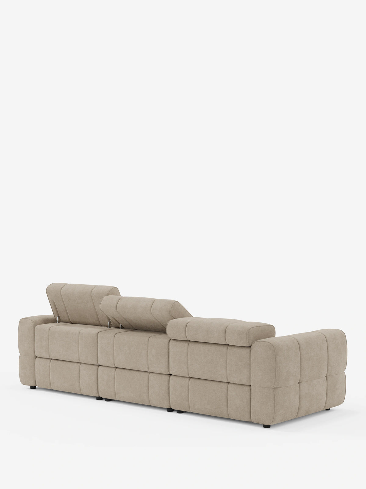 Vista posteriore di un divano angolare modulare Giotto beige a 5 posti, lungo 296 cm, con penisola e funzione relax elettrica opzionale, rivestito in tessuto smacchiabile T23, caratterizzato da un motivo a griglia e da un poggiatesta inclinato su sfondo bianco.