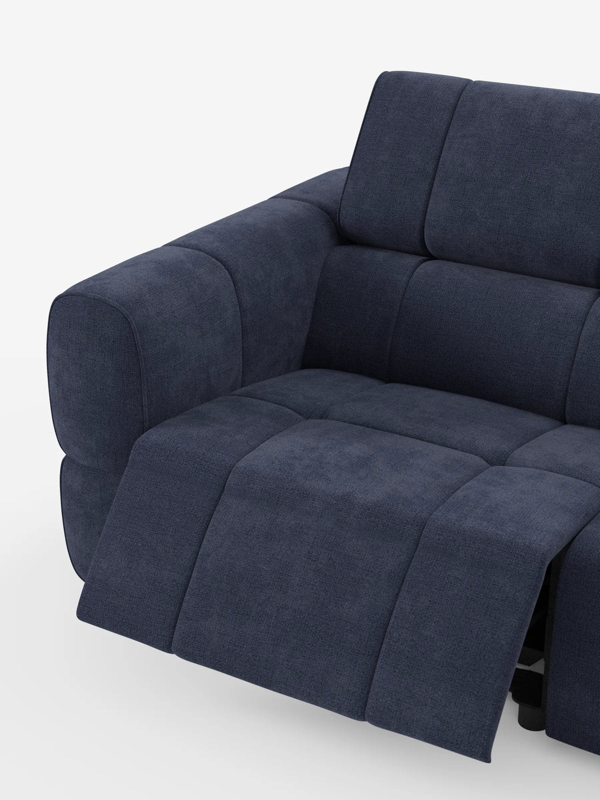 Il divano angolare modulare Giotto a 5 posti da 296 cm con penisola e funzione relax elettrica opzionale, rivestito in tessuto antimacchia T23, è un divano componibile blu navy scuro con chaise longue rialzata e cuscini dello schienale segmentati su fondo bianco.