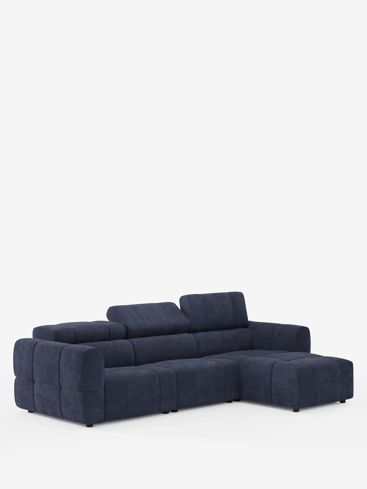 Un divano angolare modulare Giotto da cinque posti, di colore blu scuro, lungo 296 cm, con chaise longue a forma di L, caratterizzato da un design squadrato, cuscini trapuntati verticalmente, braccioli bassi e larghi e due poggiatesta regolabili, su sfondo bianco.