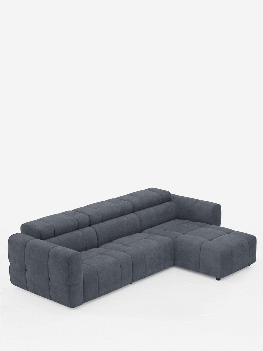 Un divano angolare modulare Giotto grigio scuro a 5 posti, lungo 296 cm, con penisola e funzione relax elettrica opzionale, rivestito in tessuto antimacchia T23, presenta un design a forma di L con cuciture quadrate a capitonné e una chaise longue sul lato destro su sfondo bianco.