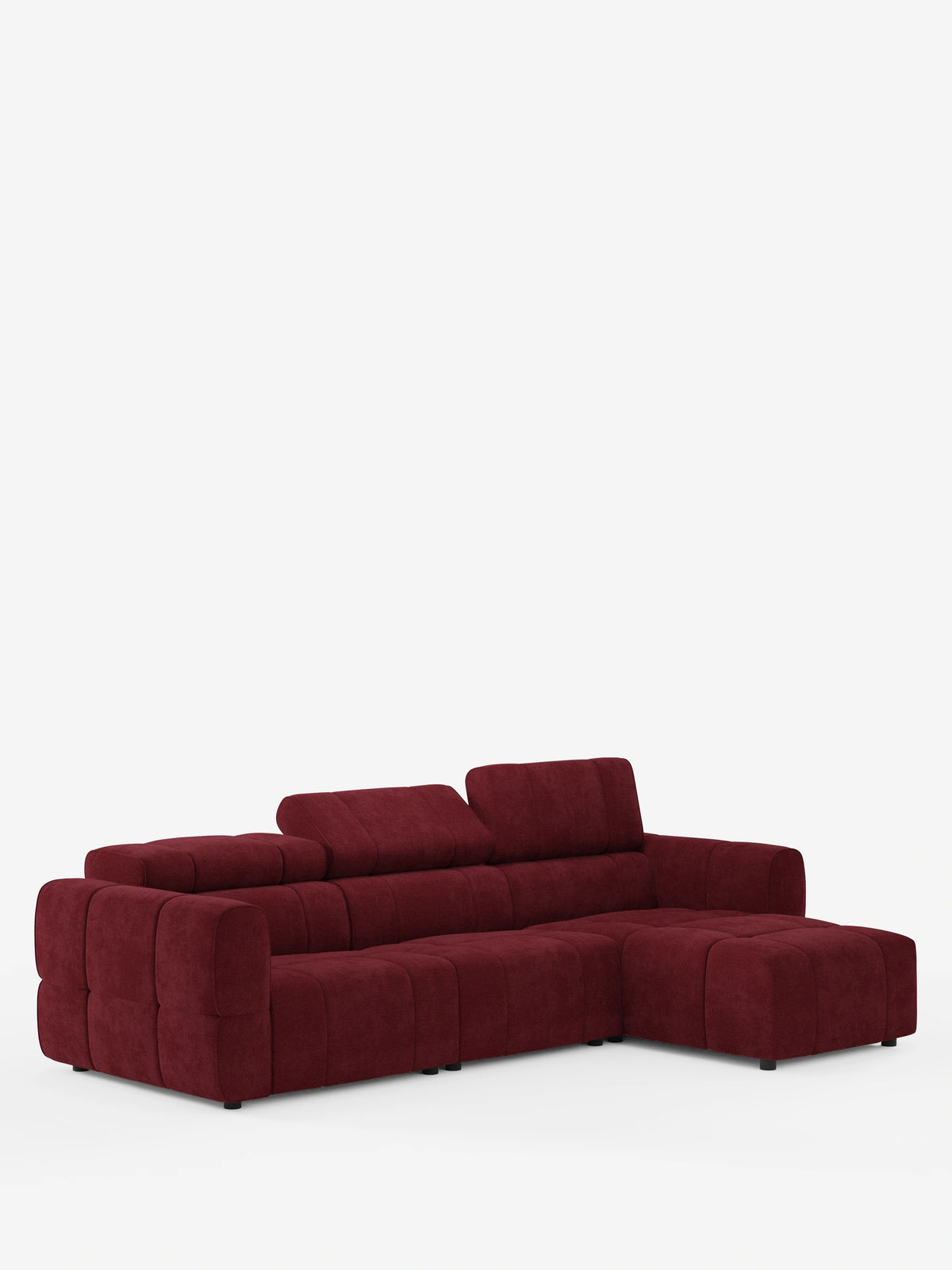 Giotto, divano angolare modulare a 5 posti da 296 cm con penisola e funzione relax elettrica opzionale, in tessuto antimacchia T23: un divano componibile di colore rosso intenso con chaise longue a destra, design squadrato con trapuntatura a capitoni, poggiatesta regolabili e gambe corte di colore scuro.