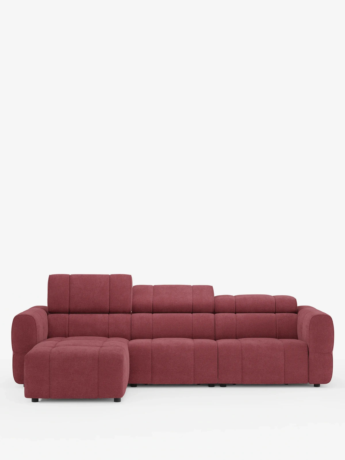 Un divano angolare modulare Giotto rosso scuro a 5 posti, lungo 296 cm, con penisola e funzione relax elettrica opzionale, rivestito in tessuto antimacchia T23; divano componibile con chaise longue orientata a sinistra, braccioli rettangolari bassi e poggiatesta regolabili.