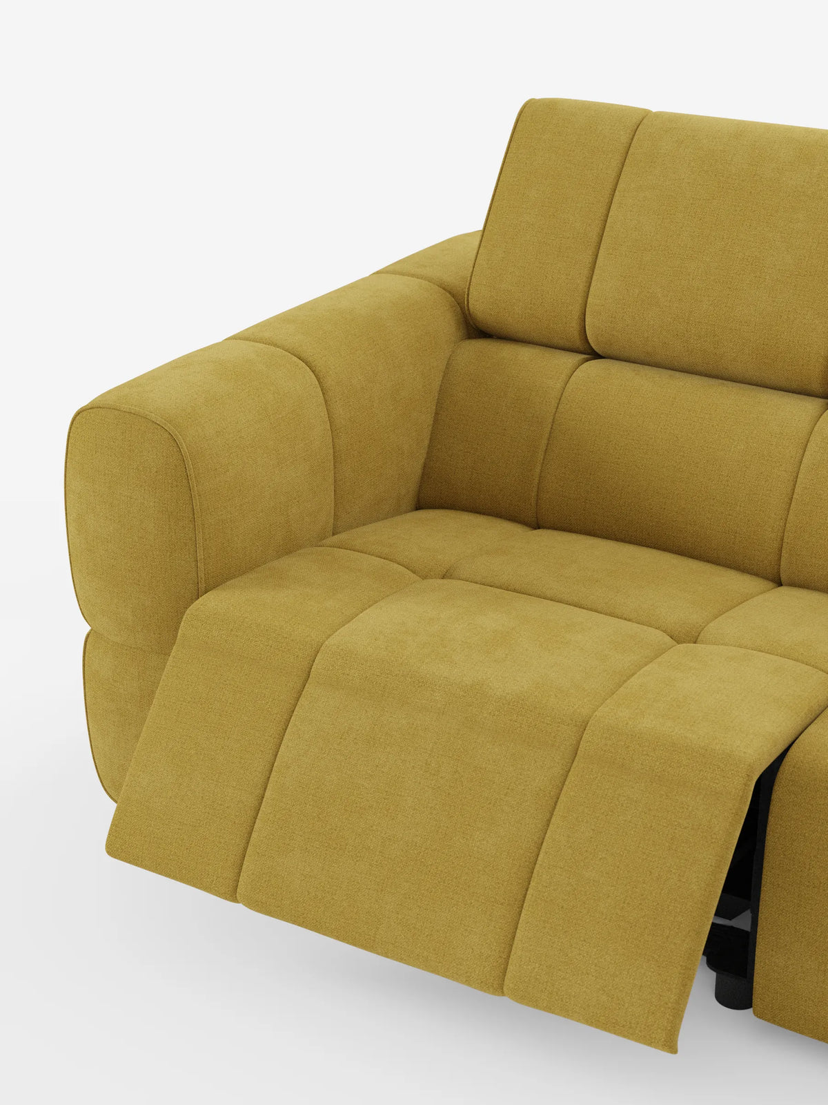 Un divano angolare modulare Giotto giallo senape a 5 posti, lungo 296 cm, con penisola e funzione relax elettrica opzionale, rivestito in tessuto antimacchia T23, dal design a pannelli e con una sezione reclinabile, su uno sfondo bianco a tinta unita.