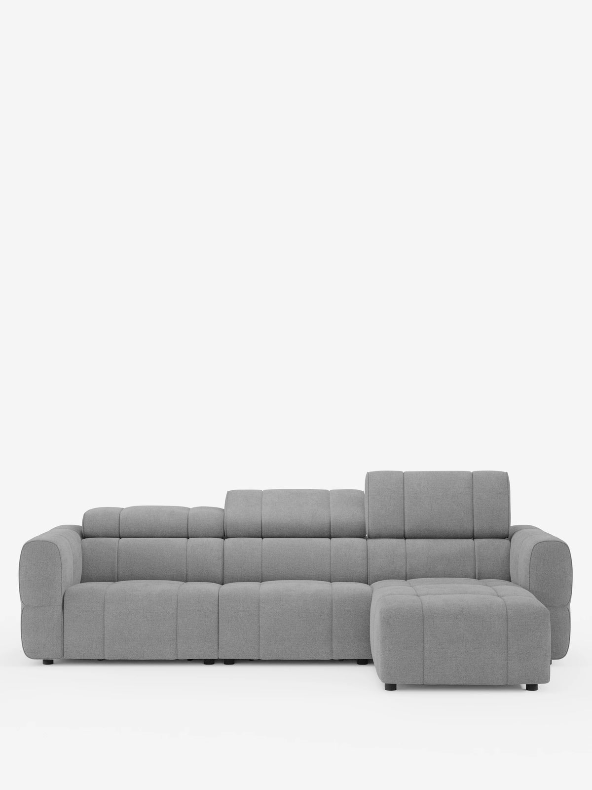 Un divano angolare modulare Giotto grigio chiaro a 5 posti, lungo 296 cm, con penisola e funzione relax elettrica opzionale, rivestito in tessuto antimacchia T23; divano componibile con chaise longue a destra, motivo a griglia cucito, braccioli larghi e un poggiatesta regolabile.