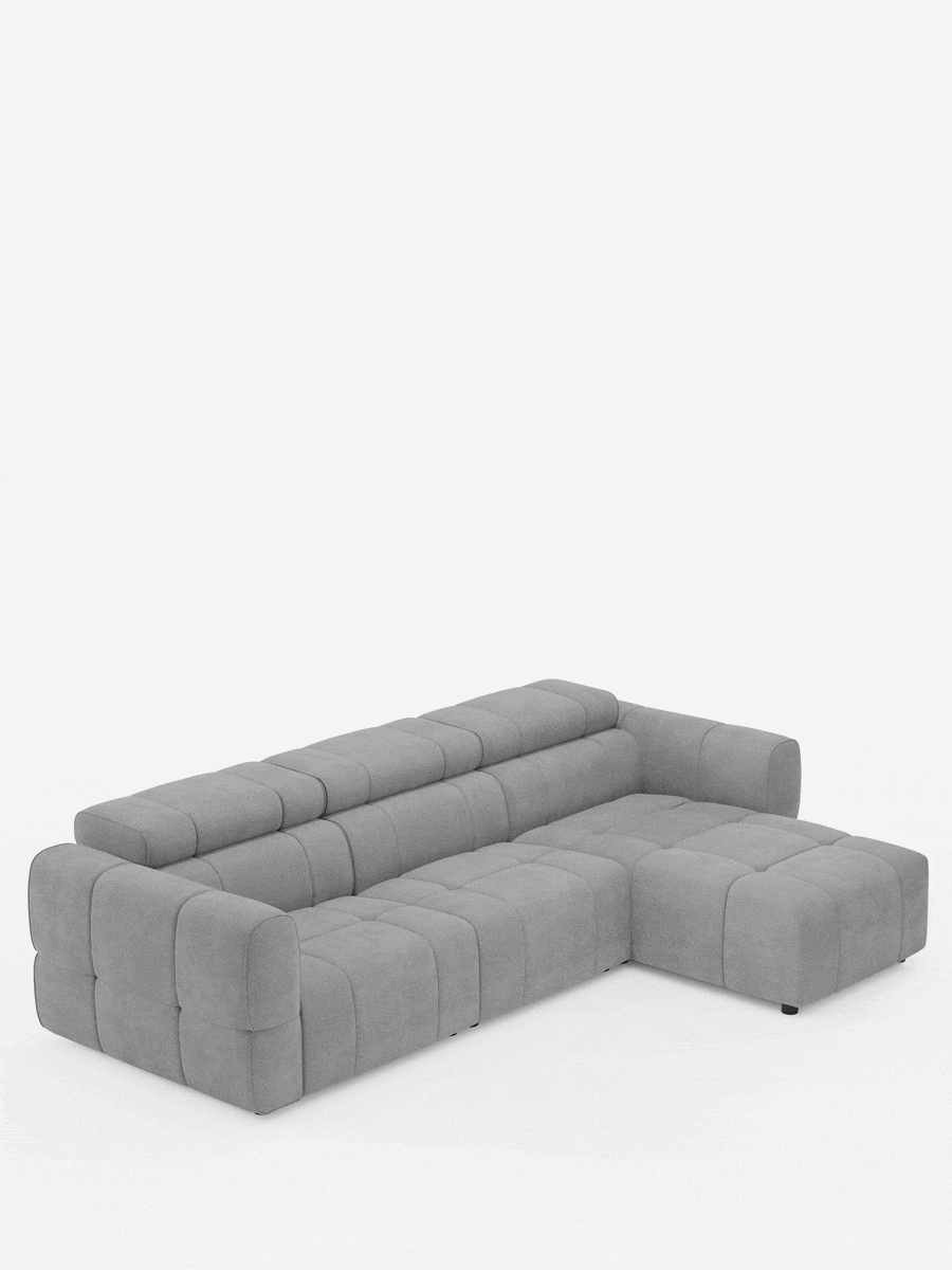 Giotto, divano angolare modulare a 5 posti da 296 cm con chaise longue a destra e funzione relax elettrica opzionale, in tessuto antimacchia T23: un divano angolare modulare grigio chiaro con chaise longue a destra, motivo quadrato a capitonatura profonda e braccioli larghi su sfondo bianco.