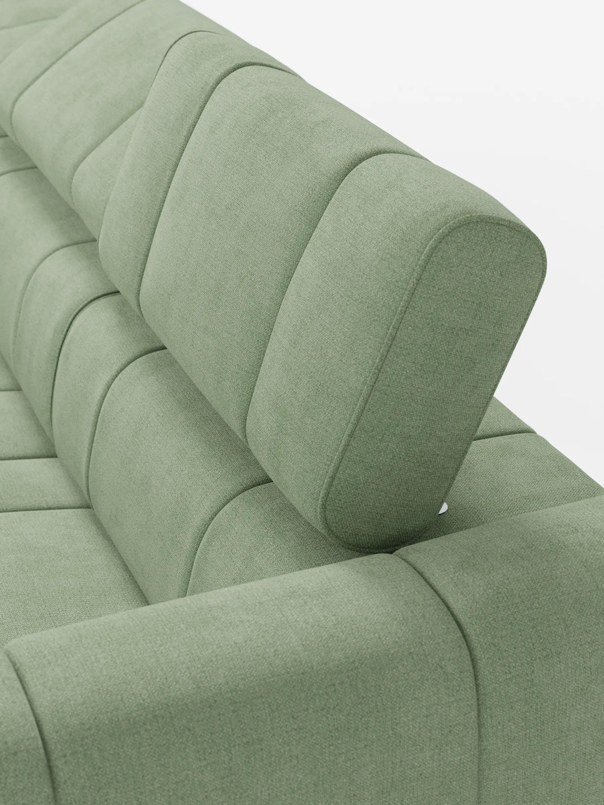 Un divano angolare modulare Giotto verde salvia a 5 posti, lungo 296 cm, con penisola e funzione relax elettrica opzionale, rivestito in tessuto antimacchia T23, con cuciture verticali, cuscini dello schienale e poggiatesta inclinato.
