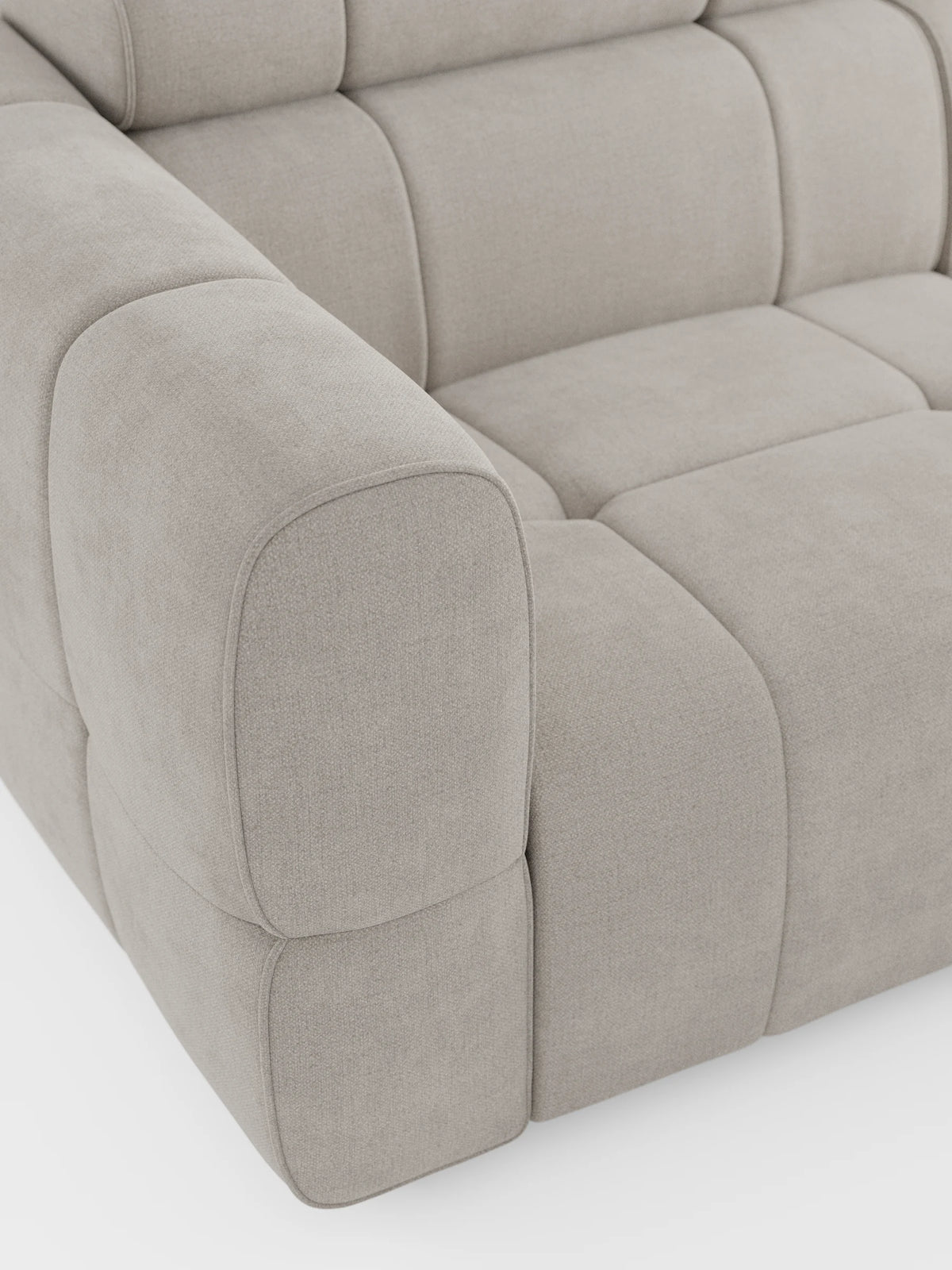 Un primo piano dall'alto di un divano angolare modulare Giotto color beige chiaro a 5 posti, lungo 296 cm, con penisola e funzione relax elettrica opzionale, rivestito in tessuto antimacchia T23, caratterizzato da morbidi braccioli arrotondati e cuscini con trapuntatura profonda in tessuto testurizzato.