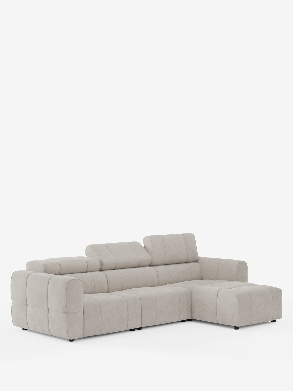 Un divano angolare modulare Giotto beige chiaro a 5 posti, lungo 296 cm, con penisola e funzione relax elettrica opzionale, rivestito in tessuto antimacchia T23; divano angolare modulare con chaise longue sul lato destro, cuscini trapuntati e due poggiatesta regolabili sul lato sinistro.